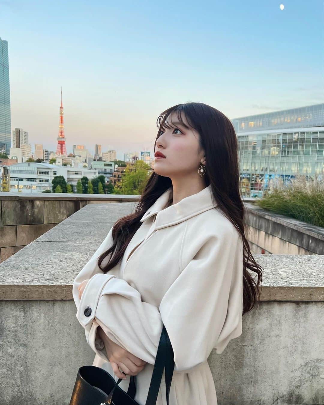 宇佐神星（きらり）さんのインスタグラム写真 - (宇佐神星（きらり）Instagram)「夕焼けが綺麗だった🗼✨  会社にも来て行けそうなOLさん風コート！🧥 ゆったり着れるから、寒い日に中に沢山着込めるのも嬉しい👧🏻 (@classicalelf_official | Ivory | Lサイズ)  #クラシカルエルフ #classicalelf #エルフコーデ #ユニクロ #ザラ #zozo #zozotown #zozo購入品 #zozotown購入品 #着回しコーデ #骨格ストレート」10月26日 22時04分 - kirari_usami
