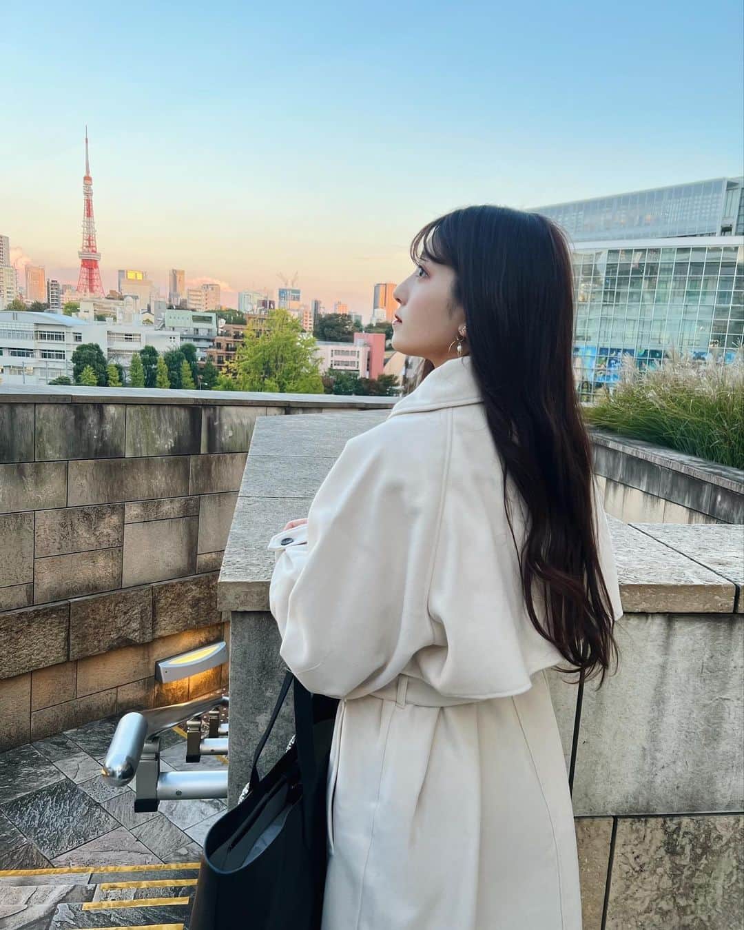 宇佐神星（きらり）さんのインスタグラム写真 - (宇佐神星（きらり）Instagram)「夕焼けが綺麗だった🗼✨  会社にも来て行けそうなOLさん風コート！🧥 ゆったり着れるから、寒い日に中に沢山着込めるのも嬉しい👧🏻 (@classicalelf_official | Ivory | Lサイズ)  #クラシカルエルフ #classicalelf #エルフコーデ #ユニクロ #ザラ #zozo #zozotown #zozo購入品 #zozotown購入品 #着回しコーデ #骨格ストレート」10月26日 22時04分 - kirari_usami