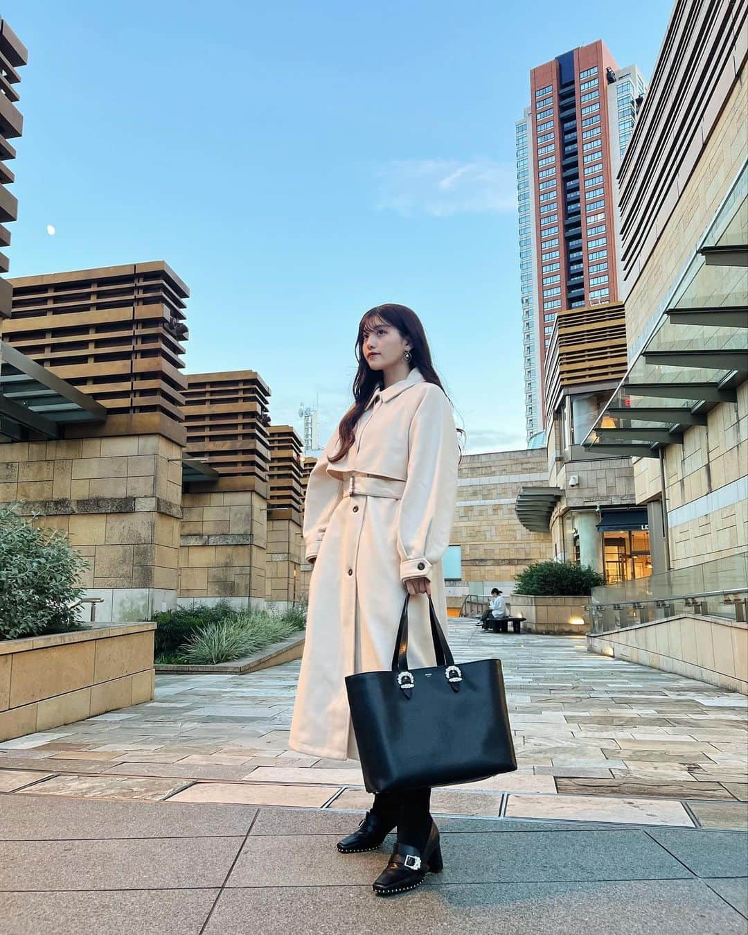 宇佐神星（きらり）さんのインスタグラム写真 - (宇佐神星（きらり）Instagram)「夕焼けが綺麗だった🗼✨  会社にも来て行けそうなOLさん風コート！🧥 ゆったり着れるから、寒い日に中に沢山着込めるのも嬉しい👧🏻 (@classicalelf_official | Ivory | Lサイズ)  #クラシカルエルフ #classicalelf #エルフコーデ #ユニクロ #ザラ #zozo #zozotown #zozo購入品 #zozotown購入品 #着回しコーデ #骨格ストレート」10月26日 22時04分 - kirari_usami