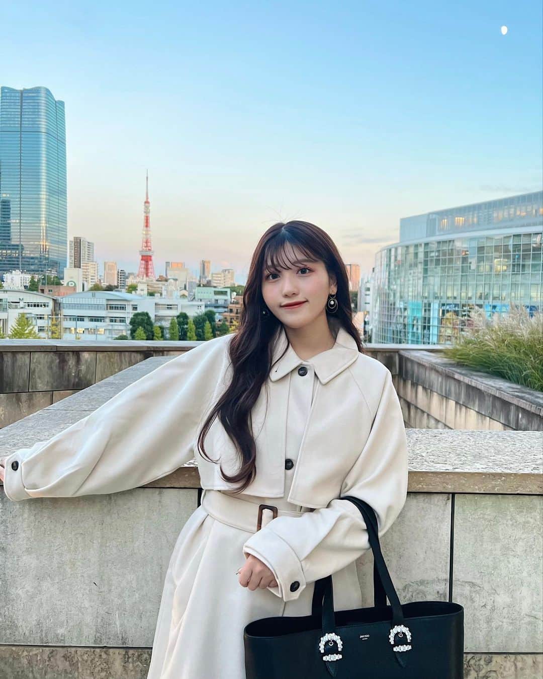 のインスタグラム：「夕焼けが綺麗だった🗼✨  会社にも来て行けそうなOLさん風コート！🧥 ゆったり着れるから、寒い日に中に沢山着込めるのも嬉しい👧🏻 (@classicalelf_official | Ivory | Lサイズ)  #クラシカルエルフ #classicalelf #エルフコーデ #ユニクロ #ザラ #zozo #zozotown #zozo購入品 #zozotown購入品 #着回しコーデ #骨格ストレート」