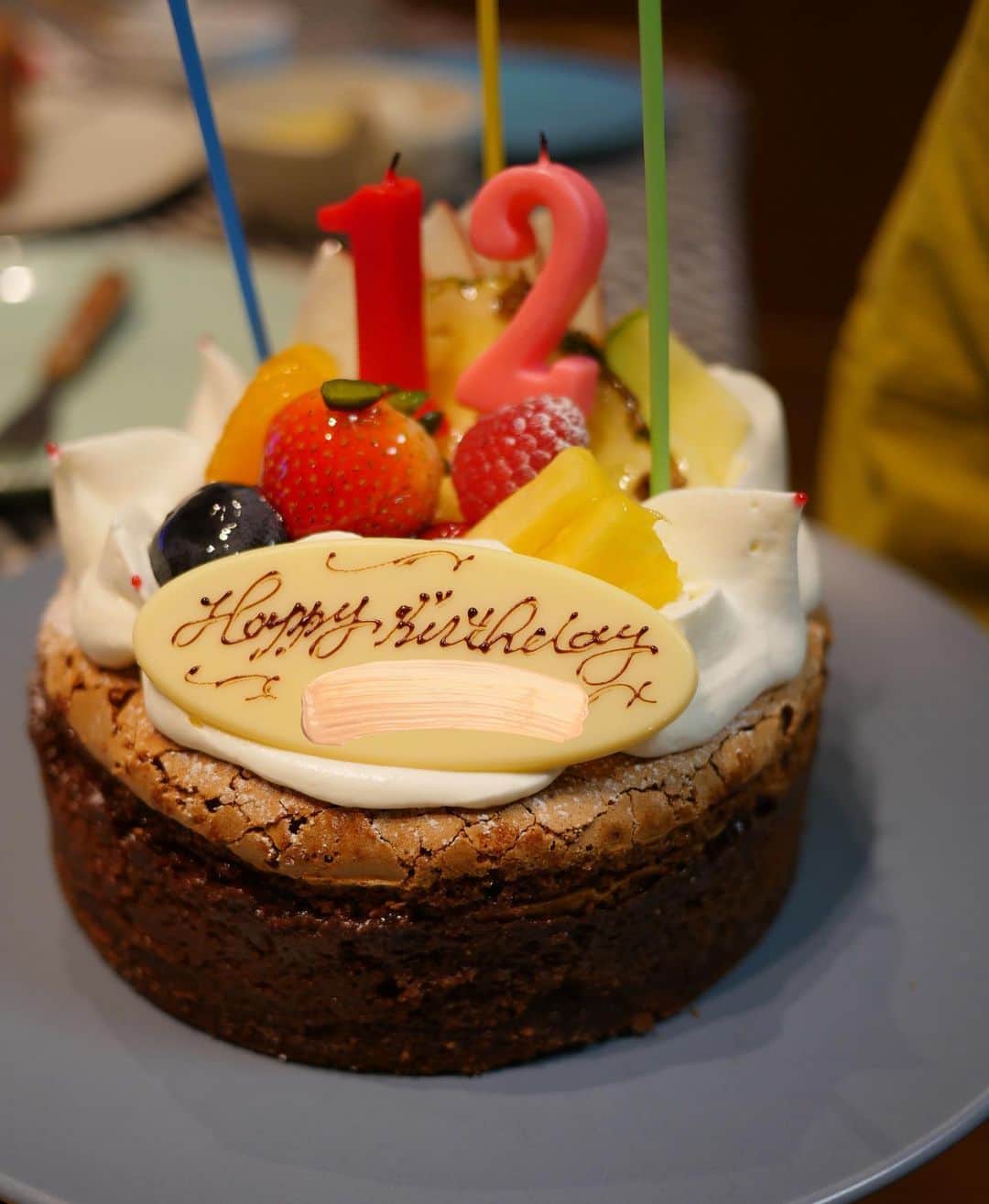Miki Kanekoのインスタグラム：「ちょっと前だけど👦🏻の誕生日🎂 年々頑張れなくなってきて ケーキ作るのを放棄してから2年目？3年目？ 誕生日会は日曜日にやるとしても 飾り付けは誕生日当日朝にはできてる様にしてたんだけど 今年は体しんどすぎてできなかった😂🙏（結局次の日の夕方になった🎈）  今年のバルーンガーランドは 自分的に納得いかなすぎて写真載せられない👉👈  誕生日当日に飾り付けもプレゼントもなくて（プレゼントはまだ発売されてないゲームソフトだったから仕方ないんだけど） やっぱり淋しかったらしく 来年は当日にしてほしいって言われてしまった😂  まぁでも後日義両親と義姉家族と中華街でランチして合同誕生日会してもらえたし その後いとこのお兄ちゃんと色々遊びに行けたし なんやかんやで楽しく過ごせたのでは👦🏻  最近は誕プレのスーパーマリオブラザーズワンダー一緒にやらされてます☺️🎮 意外と楽しいけどー  .  来年の自分へ✉️  ⚪︎風船は早めに買う事（毎年言ってる） ⚪︎風船の色は3色まで（今年くすみカラー混ぜたら微妙になった） ⚪︎風船大きく膨らませすぎないこと ⚪︎誕生日当日には飾り付けする事 （平日朝が無理なら夕方までに） ⚪︎プレゼントもできるだけ当日に何かしら用意する事（目録で良い笑）  来年の自分ファイト〜😇  .」