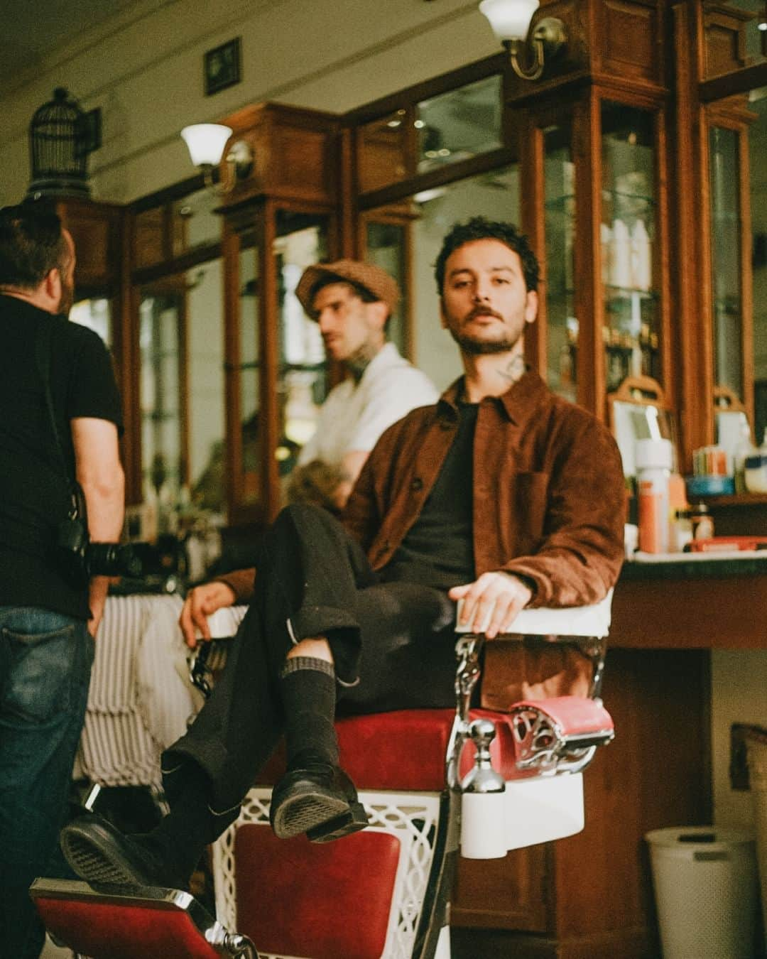 バラクータさんのインスタグラム写真 - (バラクータInstagram)「Baracuta Suede at the Barber Shop  #baracuta #suedeovershirt #baracutasuede #suedejacket #britishstyle #britishculture」10月26日 22時06分 - baracuta