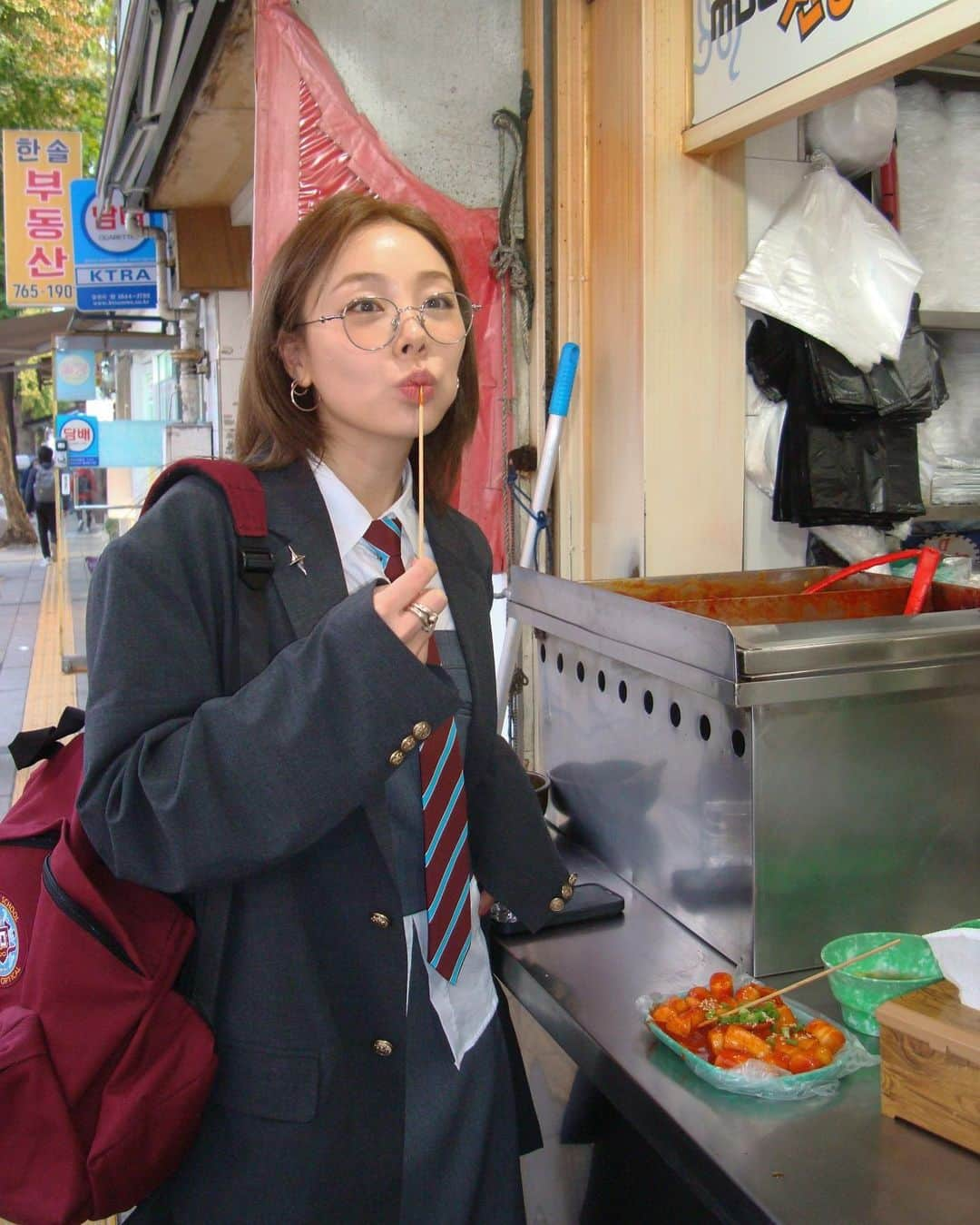 アシュリのインスタグラム：「학교 다녀오겠습니다~~~🏫📚✏️ 교복의 한을 풀어주셔서 고맙습니다 젠몬 🙇🏻‍♀️🖤   Excited for my first day at Gentle High School 🤓 Who has 4th period lunch?!?! Ꙭ̫」