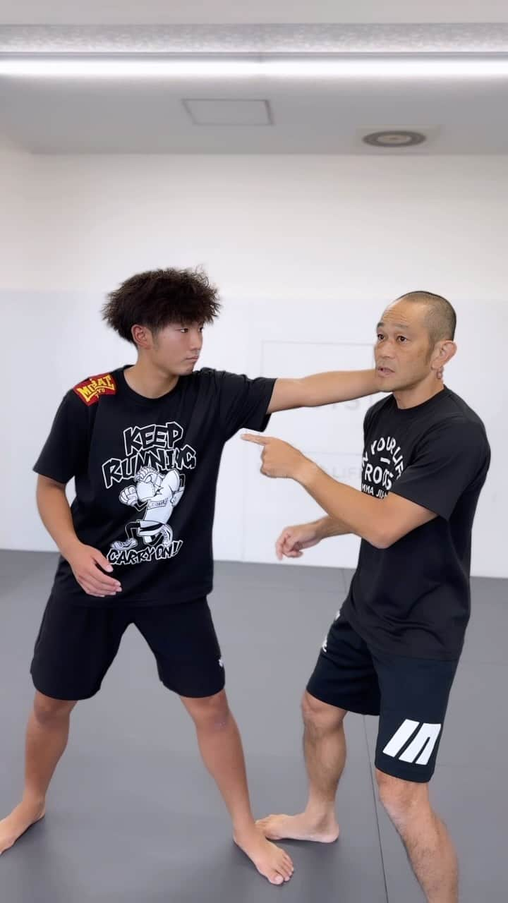 佐藤ルミナのインスタグラム：「振り向きながら肩パンチ🤜 Neck Grab Escape. 木曜昼はルミナ担当Beginner MMA🔰 格闘技の動きで楽しみながら上手なカラダの使い方を指導致します。スパーや厳しい練習は一切行いませんのでお気軽にどうぞ🤙  @shooto_gym_roots 見学・無料体験受付中。  🩲 @inspirit_japan  #ruminasatotrainingmethod #mma #jiujitsu #kickboxing #yoga#surf #shooto #catchwrestling #movement #workout#rootsgym #身体操作 #格闘技 #柔術 #修斗 #キックボクシング #ヨガ #フィットネス #ワークアウト #筋トレ #ダイエット#小田原 #かまぼこ通り」