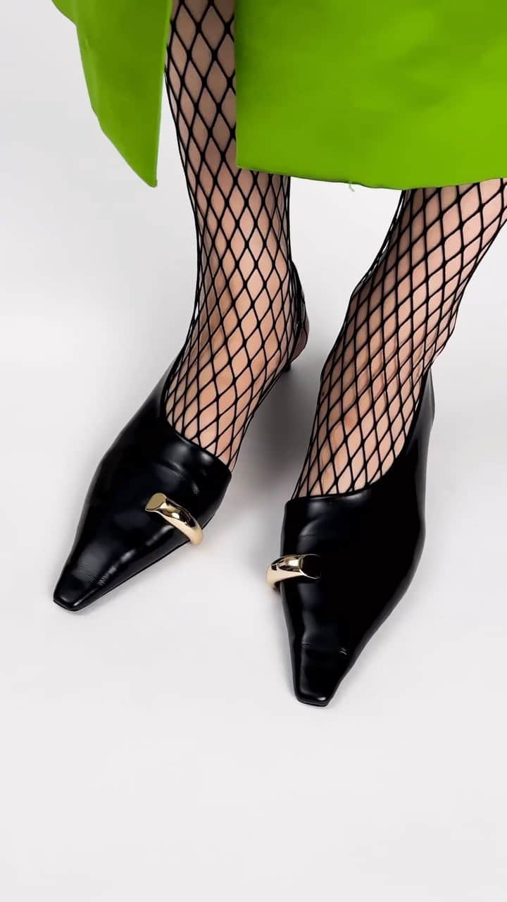 のインスタグラム：「Our Pierced collection evolves for Fall 2023 with the Pierced Slingback Heel. Sculptural hardware creates the illusion of a toe ring, balanced by delicate straps and a slanted kitten heel. #ToryBurchFW23 #ToryBurch」