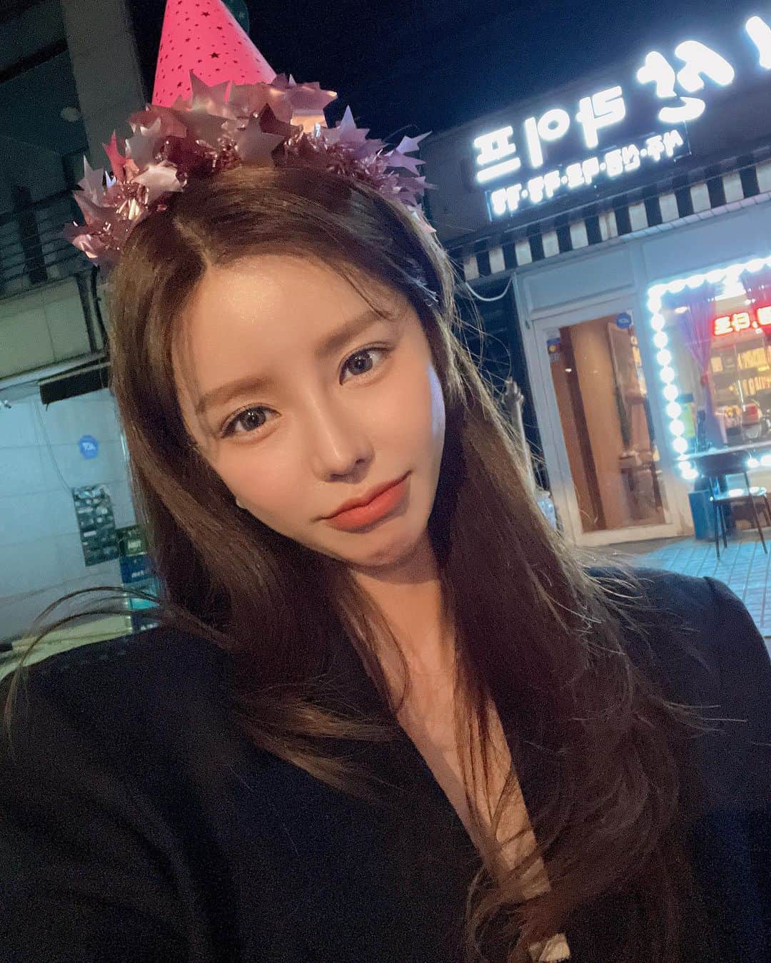 のインスタグラム：「. 누가보면 내 생일인줄..😅  진짜 라에스테 쿠션은 저녁에 더 빛을 발해요! 아니 이건 진짜 어떻게 이렇게 지속력이 좋죠?!   제가 복합성이라 T존은 무조건  저녁되면 다 지워지고 무너지는데 라에스테쿠션 쓰고 부터는  처음 한 메이크업 그대로 무너짐이 없어요  진짜 쵝오! 👍🏻✨  오히려 예쁘게 무너져서 저녁 될수록 더 예뻐진대요🥰  쿠션팩트 유목민들은 꼭! 한번 써보세요 속은 촉촉 마무리는 뽀송하고  얇게 말라도 밀착력, 커버력 최고에요🫶🏻💕  저 믿고 꼭 한번 써보세용 :)  #촉촉뽀송피부  #첫메이크업그대로  #시간이지날수록더예뻐져요」
