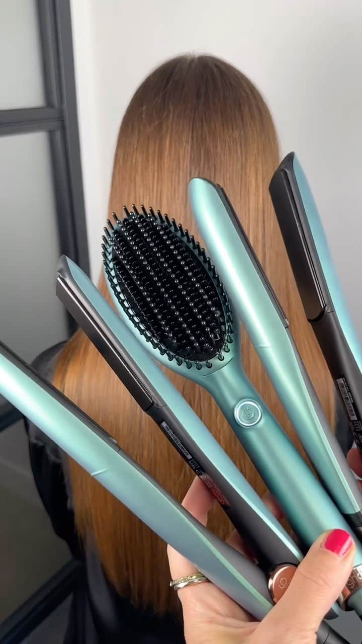 ghd hairのインスタグラム：「We love a tool that can do it all 😏 3/5 of our dreamland collection showing us what they can do, featuring our glide hot brush and gold and platinum+ stylers✨ What’s your favourite curl?👇  #ghd #ghdhair #ghdstraightener #ghddreamland #besthaircurler」