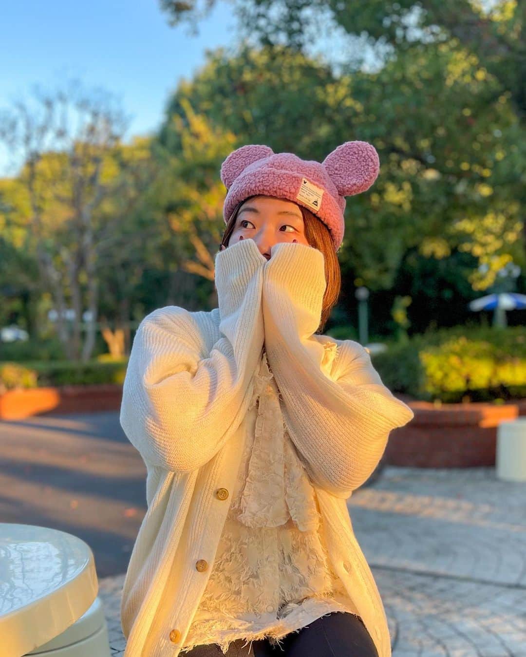 Hatamaさんのインスタグラム写真 - (HatamaInstagram)「＊  ＊  新作のカチューシャ＆ボアキャップ❄️  .  今日は入園してる時間がなくてボンヴォでお買い物！！  悩みに悩んで、今回はボアキャップ2色とふわふわカチューシャ2色をお迎え🙋‍♀️  ふわふわでめちゃくちゃかわいい〜💕  今のところ、スパンコールカチューシャ3色は我慢です…🤣  (ボアハットやボアミトン、マフラー等はパーク内のみの取り扱いでした💦)  今度、入園したらハットをぜったい買うんだ…🔥←  .  ☑︎カチューシャ 1900円 ☑︎キャップ 3200円  販売店舗：TDL「タウンセンターファッション」、TDS「フィガロズ・クロージアー」など。  詳しい在庫や販売店舗は、東京ディズニーリゾート・アプリから検索することができるので参考までに✋  .  #tokyodisneyresort #disneygram #disneylove #disney #東京ディズニーリゾート #ディズニー #ディズニー女子 #カチューシャ #ディズニーカチューシャ #ボアキャップ」10月26日 22時21分 - hatama_1118