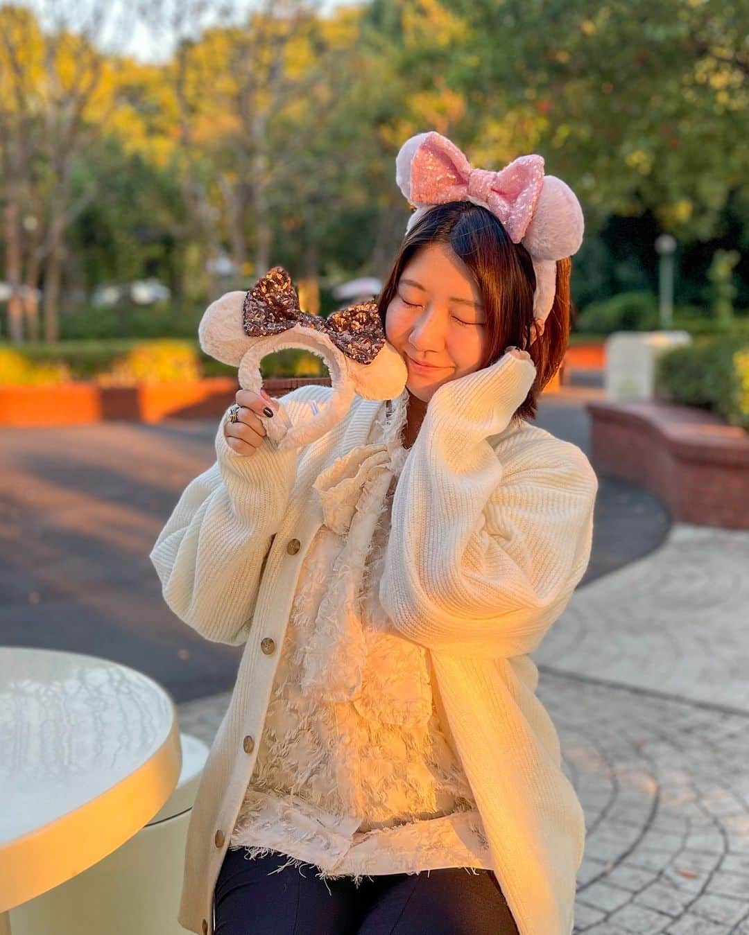 Hatamaさんのインスタグラム写真 - (HatamaInstagram)「＊  ＊  新作のカチューシャ＆ボアキャップ❄️  .  今日は入園してる時間がなくてボンヴォでお買い物！！  悩みに悩んで、今回はボアキャップ2色とふわふわカチューシャ2色をお迎え🙋‍♀️  ふわふわでめちゃくちゃかわいい〜💕  今のところ、スパンコールカチューシャ3色は我慢です…🤣  (ボアハットやボアミトン、マフラー等はパーク内のみの取り扱いでした💦)  今度、入園したらハットをぜったい買うんだ…🔥←  .  ☑︎カチューシャ 1900円 ☑︎キャップ 3200円  販売店舗：TDL「タウンセンターファッション」、TDS「フィガロズ・クロージアー」など。  詳しい在庫や販売店舗は、東京ディズニーリゾート・アプリから検索することができるので参考までに✋  .  #tokyodisneyresort #disneygram #disneylove #disney #東京ディズニーリゾート #ディズニー #ディズニー女子 #カチューシャ #ディズニーカチューシャ #ボアキャップ」10月26日 22時21分 - hatama_1118