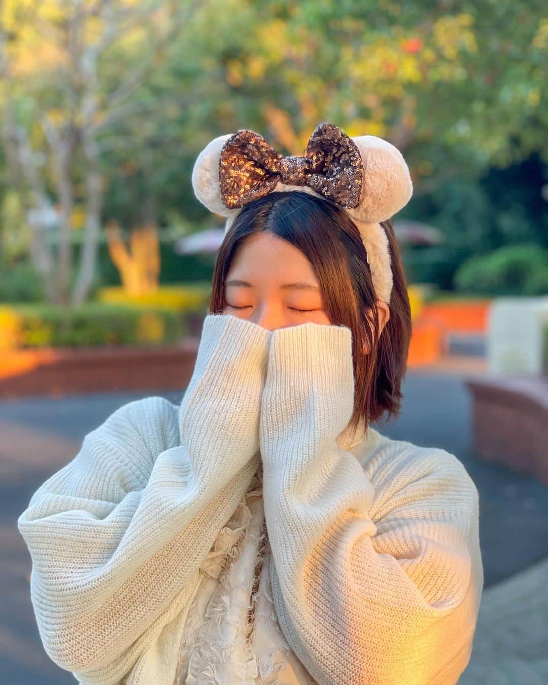 Hatamaさんのインスタグラム写真 - (HatamaInstagram)「＊  ＊  新作のカチューシャ＆ボアキャップ❄️  .  今日は入園してる時間がなくてボンヴォでお買い物！！  悩みに悩んで、今回はボアキャップ2色とふわふわカチューシャ2色をお迎え🙋‍♀️  ふわふわでめちゃくちゃかわいい〜💕  今のところ、スパンコールカチューシャ3色は我慢です…🤣  (ボアハットやボアミトン、マフラー等はパーク内のみの取り扱いでした💦)  今度、入園したらハットをぜったい買うんだ…🔥←  .  ☑︎カチューシャ 1900円 ☑︎キャップ 3200円  販売店舗：TDL「タウンセンターファッション」、TDS「フィガロズ・クロージアー」など。  詳しい在庫や販売店舗は、東京ディズニーリゾート・アプリから検索することができるので参考までに✋  .  #tokyodisneyresort #disneygram #disneylove #disney #東京ディズニーリゾート #ディズニー #ディズニー女子 #カチューシャ #ディズニーカチューシャ #ボアキャップ」10月26日 22時21分 - hatama_1118