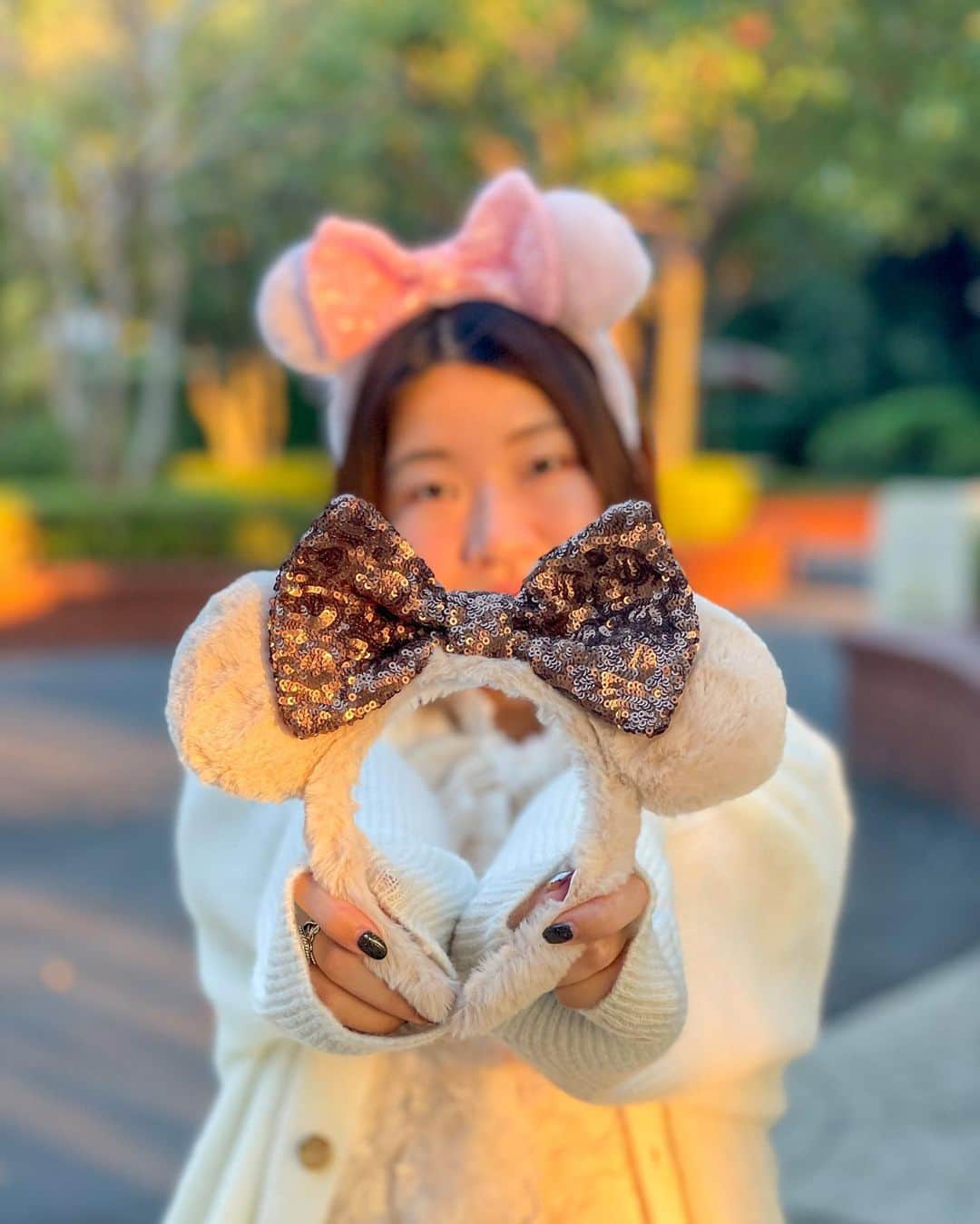 Hatamaさんのインスタグラム写真 - (HatamaInstagram)「＊  ＊  新作のカチューシャ＆ボアキャップ❄️  .  今日は入園してる時間がなくてボンヴォでお買い物！！  悩みに悩んで、今回はボアキャップ2色とふわふわカチューシャ2色をお迎え🙋‍♀️  ふわふわでめちゃくちゃかわいい〜💕  今のところ、スパンコールカチューシャ3色は我慢です…🤣  (ボアハットやボアミトン、マフラー等はパーク内のみの取り扱いでした💦)  今度、入園したらハットをぜったい買うんだ…🔥←  .  ☑︎カチューシャ 1900円 ☑︎キャップ 3200円  販売店舗：TDL「タウンセンターファッション」、TDS「フィガロズ・クロージアー」など。  詳しい在庫や販売店舗は、東京ディズニーリゾート・アプリから検索することができるので参考までに✋  .  #tokyodisneyresort #disneygram #disneylove #disney #東京ディズニーリゾート #ディズニー #ディズニー女子 #カチューシャ #ディズニーカチューシャ #ボアキャップ」10月26日 22時21分 - hatama_1118