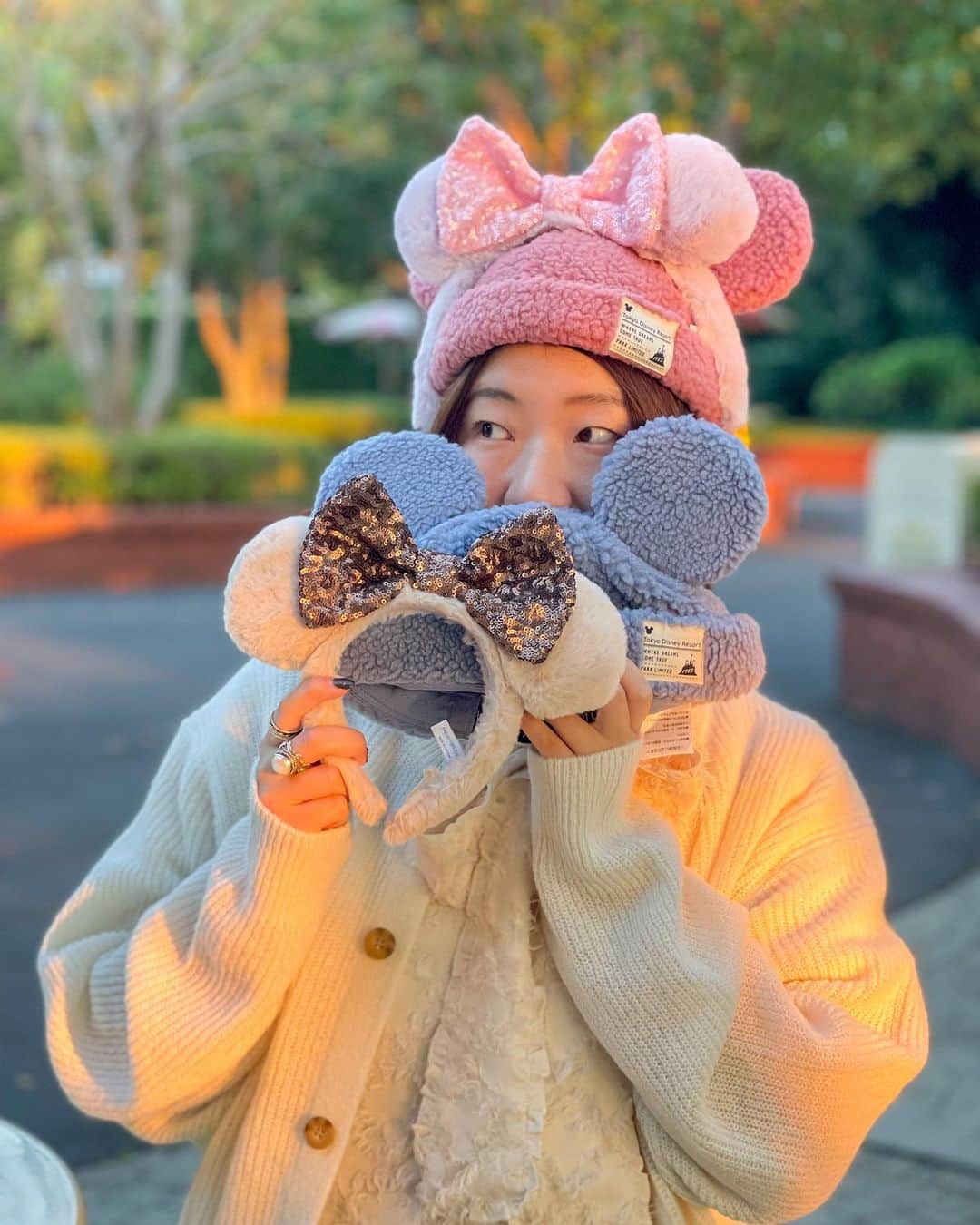 Hatamaさんのインスタグラム写真 - (HatamaInstagram)「＊  ＊  新作のカチューシャ＆ボアキャップ❄️  .  今日は入園してる時間がなくてボンヴォでお買い物！！  悩みに悩んで、今回はボアキャップ2色とふわふわカチューシャ2色をお迎え🙋‍♀️  ふわふわでめちゃくちゃかわいい〜💕  今のところ、スパンコールカチューシャ3色は我慢です…🤣  (ボアハットやボアミトン、マフラー等はパーク内のみの取り扱いでした💦)  今度、入園したらハットをぜったい買うんだ…🔥←  .  ☑︎カチューシャ 1900円 ☑︎キャップ 3200円  販売店舗：TDL「タウンセンターファッション」、TDS「フィガロズ・クロージアー」など。  詳しい在庫や販売店舗は、東京ディズニーリゾート・アプリから検索することができるので参考までに✋  .  #tokyodisneyresort #disneygram #disneylove #disney #東京ディズニーリゾート #ディズニー #ディズニー女子 #カチューシャ #ディズニーカチューシャ #ボアキャップ」10月26日 22時21分 - hatama_1118