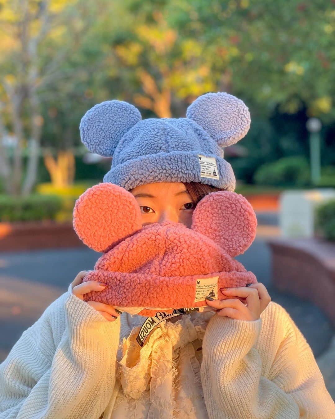 Hatamaさんのインスタグラム写真 - (HatamaInstagram)「＊  ＊  新作のカチューシャ＆ボアキャップ❄️  .  今日は入園してる時間がなくてボンヴォでお買い物！！  悩みに悩んで、今回はボアキャップ2色とふわふわカチューシャ2色をお迎え🙋‍♀️  ふわふわでめちゃくちゃかわいい〜💕  今のところ、スパンコールカチューシャ3色は我慢です…🤣  (ボアハットやボアミトン、マフラー等はパーク内のみの取り扱いでした💦)  今度、入園したらハットをぜったい買うんだ…🔥←  .  ☑︎カチューシャ 1900円 ☑︎キャップ 3200円  販売店舗：TDL「タウンセンターファッション」、TDS「フィガロズ・クロージアー」など。  詳しい在庫や販売店舗は、東京ディズニーリゾート・アプリから検索することができるので参考までに✋  .  #tokyodisneyresort #disneygram #disneylove #disney #東京ディズニーリゾート #ディズニー #ディズニー女子 #カチューシャ #ディズニーカチューシャ #ボアキャップ」10月26日 22時21分 - hatama_1118