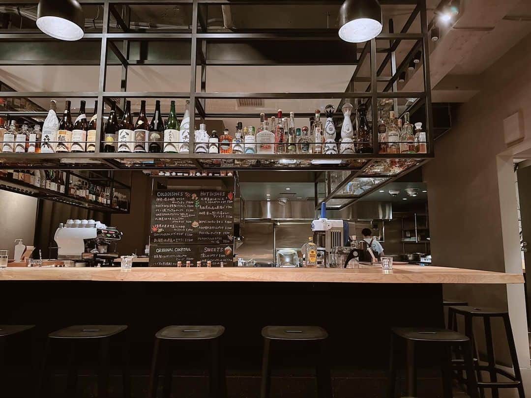カオルコさんのインスタグラム写真 - (カオルコInstagram)「🐝🖤  打ち合わせが楽しい時間になった時。 ハッピーアワー。YEAH✌🏻  #tokyo #narisawa #job #mtg #happyhour  #bar #cafe #restaurant  #青山 #ワーママ」10月26日 22時21分 - ka_ruk_