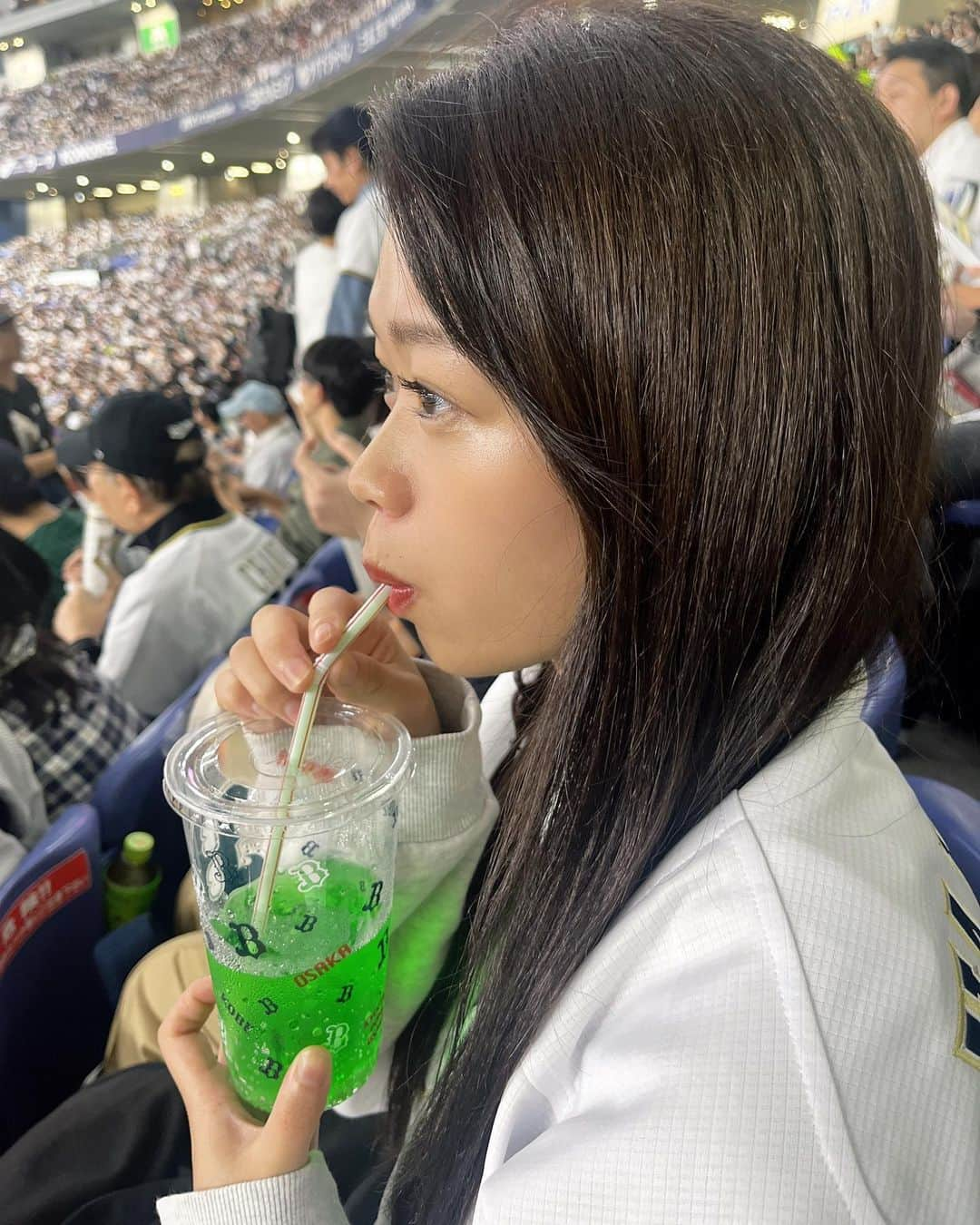 岡村茉奈のインスタグラム：「. ドラフト会議終了しましたね⚾️🫶  ご活躍が楽しみだなぁ…💘  日本シリーズまであと少しドキドキだ(*^^*) 球場ではメロンソーダ飲むのが好き🍈  #オリックスバファローズ #オリックス#バファローズ#プロ野球#野球#野球観戦 #京セラ#メロンソーダ #横顔#彼女感 #orixbuffaloes#orix #baseball#bs2023 #instgram#instagood #japanesegirl #japan #follow#followme」