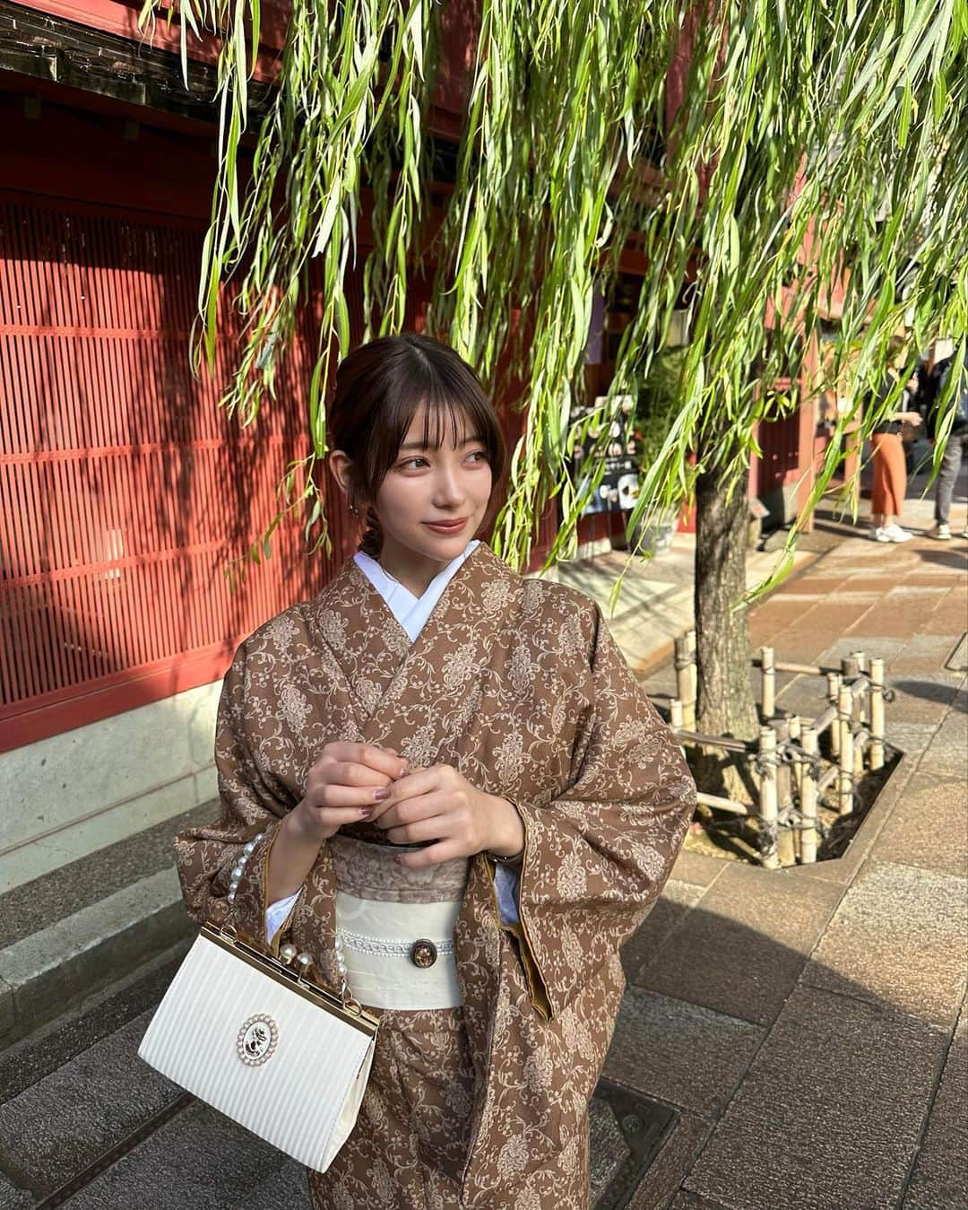 長谷川万射さんのインスタグラム写真 - (長谷川万射Instagram)「東茶屋街×着物　🇯🇵  観光で着物を着るのは初めてで 数十種類ある中から自分で好きな着物を選んで そこから帯や、飾りや鞄まで 自分好みの着物コーディネートを作るのが めっちゃ楽しかった😽🤍  ヘアセットも付いてるコースにしたので 今どきな着物の雰囲気に合わせて ちょっとラフなヘアーにしてみました💇🏻‍♀️  茶屋街は着物着てる方が多いので浮いたりもなく 楽しく新鮮な観光できたな〜 時間があるなら思い出にいいよぉ🗣️  私は4.5日前くらいにメールで予約をとりました📩  #金沢旅行 #金沢観光 #東茶屋街 #着物#シンママ #男の子ママ」10月26日 22時14分 - mayanyam712