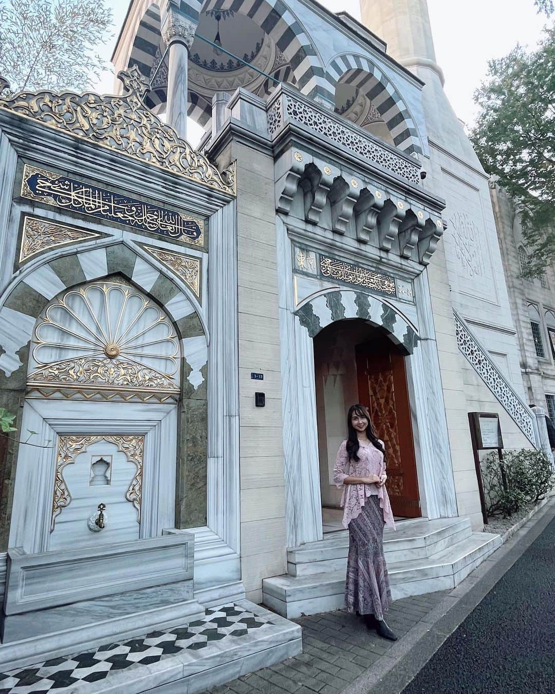 ステファニー・プリシラ・インダルト・プトゥリのインスタグラム：「Pertama kali ke masjid di Tokyo dan ternyata bagus banget🥹 Sekali lagi selamat menikah untuk kak Ica dan mas avocado!🕊️✨ Btw tanggal nikahan kak Ica dan aku kebetulan sama lho!😳🤍  初めて東京のモスク行ったけど凄かったぁー！🥹 イチャ姉とアボガドさん結婚おめでとう！🕊️✨ イチャ姉と私の結婚記念日偶然にも一緒なの！😳🤍」