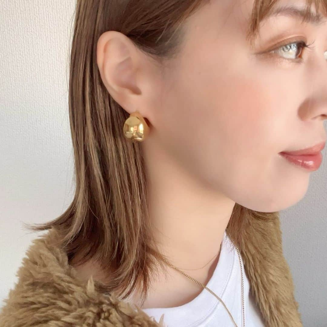 miho.a.nicoのインスタグラム：「new accessory✨ ・ @enoa__official ✔︎バルーンピアス  ころっとしたシルエットが可愛い♡ サージカルステンレス素材でお風呂、温泉、プールで付けっぱなしOK🙆‍♀️ 汗、水に強いので普段使いにもピッタリ✨  pierce#enoa#エノア @enoa__official  ・ ・ #PR #アクセサリー#accessory#ピアス#pierce#サージカルステンレス#サージカルステンレスピアス#サージカルステンレスアクセサリー」