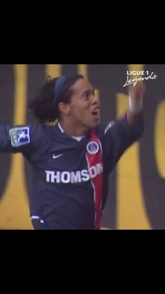 ロナウジーニョのインスタグラム：「#TBT Le Classique!!! Bruxaria rolou solta em 2002 neste jogaço 🤙🏾 #WeAreParis 🔴🔵」