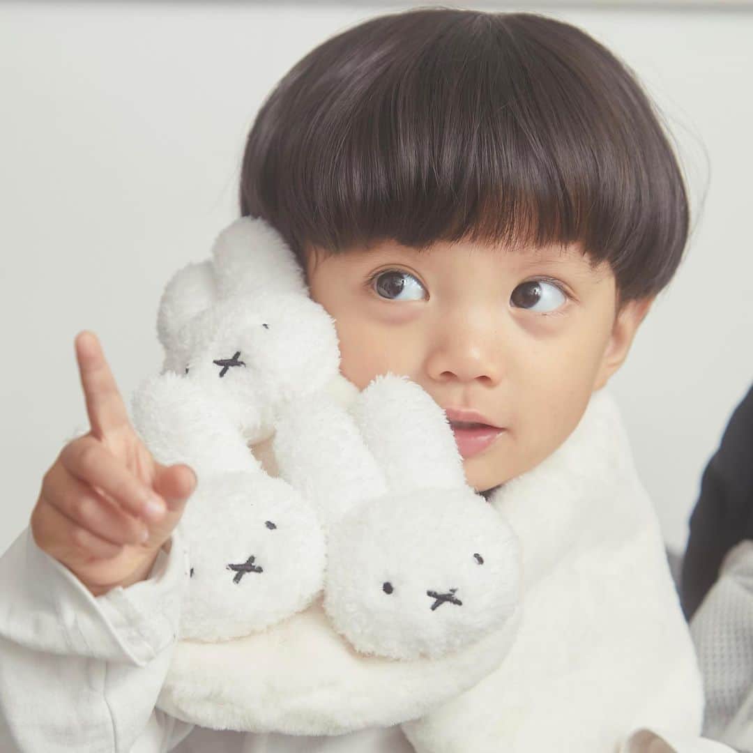 merry jennyのインスタグラム：「【recommend ! 】 ㅤㅤㅤㅤㅤㅤㅤㅤㅤㅤㅤㅤㅤ 待望のkids sizeが登場♡  公式通販サイトRUNWAY channelでは お得なfairを開催中です！  topのURLから⇨ @merryjenny_instagram ぜひcheckして下さいね！ㅤㅤㅤㅤㅤㅤㅤㅤ  〇 【kids】もこもこmiffyティペット col : ivory / black  ¥6,600 (tax in)  〇 【kids】mocomoco miffy mitten col : ivory / black ¥4,950 (tax in)  保存してぜひcheckしてくださいね☑︎  　 　 #merryjenny # メリージェニー #2023aw #winter #dreamwell #miffy #ミッフィー #冬小物  #キッズ服」