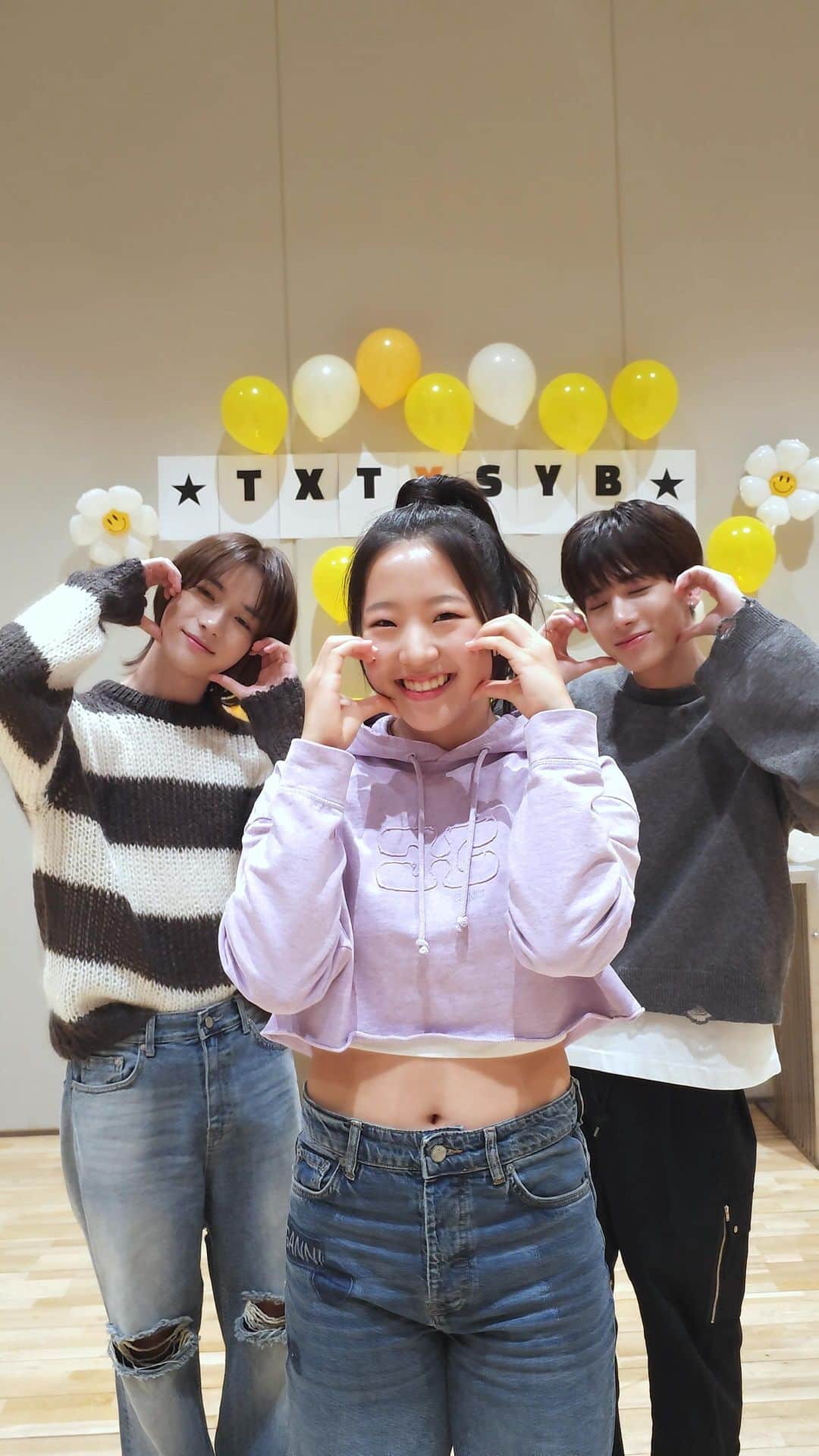 Tomorrow X Togetherのインスタグラム：「#HappilyEverAfter 좋아하는 MOA 친구 찾습니다. 찾았다 #신유빈 선수 🐥   #BEOMGYU #TAEHYUN  #투모로우바이투게더 #TOMORROW_X_TOGETHER #TXT #TheNameChapter #FREEFALL」