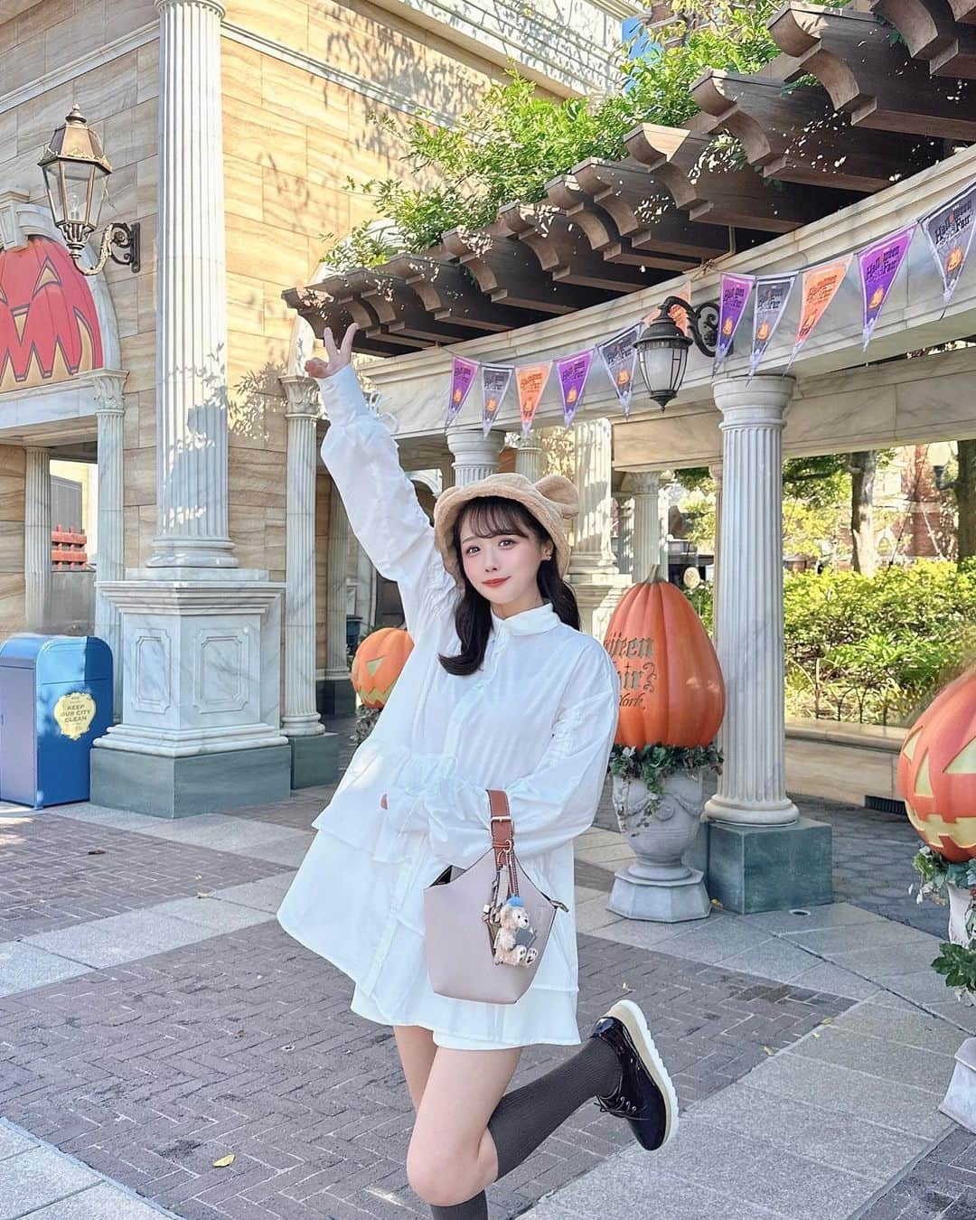 計良日向子（ひなひ）のインスタグラム：「. ダッフィーのバケハで ディズニーハロウィン満喫day🧸🍂 . . . もう少しでハロウィン終わっちゃうから 可愛いフォトスポットでたくさん 写真撮ってきたよ🐭🎃 この日も大好きなデリのスペシャルセット 食べちゃった🤣好きすぎ🤣🫶 . . . 昨日も同じこと言ったけど もうハロウィン終わっちゃうのさみしい🥲 . . . 👗ワンピース　@grl_official . 👜バッグ　@grl_official . 🩰シューズ　@shoesincloset_official . . . . #ディズニーシー #ディズニーコーデ #ディズニーフード #ディズニーハロウィン #ハロウィンコーデ #ダッフィーコーデ #grl #グレイル」