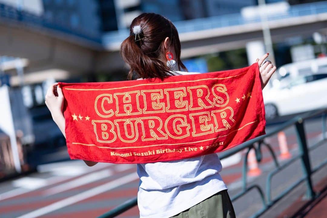 鈴木このみのインスタグラム：「どのイベントでもすぐ見つけられそうなタオル👀 赤は私のラッキーカラー＆アーティストカラーでもあります❤️‍🔥  カーゴパンツはマーチンとの相性抜群🙆‍♀️中に紐がついてるから、細かなサイズ調整もばっちりです🙆‍♀️  11月5日「鈴木このみ Birthday Live 2023 〜CHEERS BURGER〜」 グッズ事前通販は29日23:59まで⏰  https://www.rakuten.ne.jp/gold/geneless/feature/skm/skm-live.html  photo by レーベルスタッフさん  #このみんバーガー #ライブもうすぐだ…！」