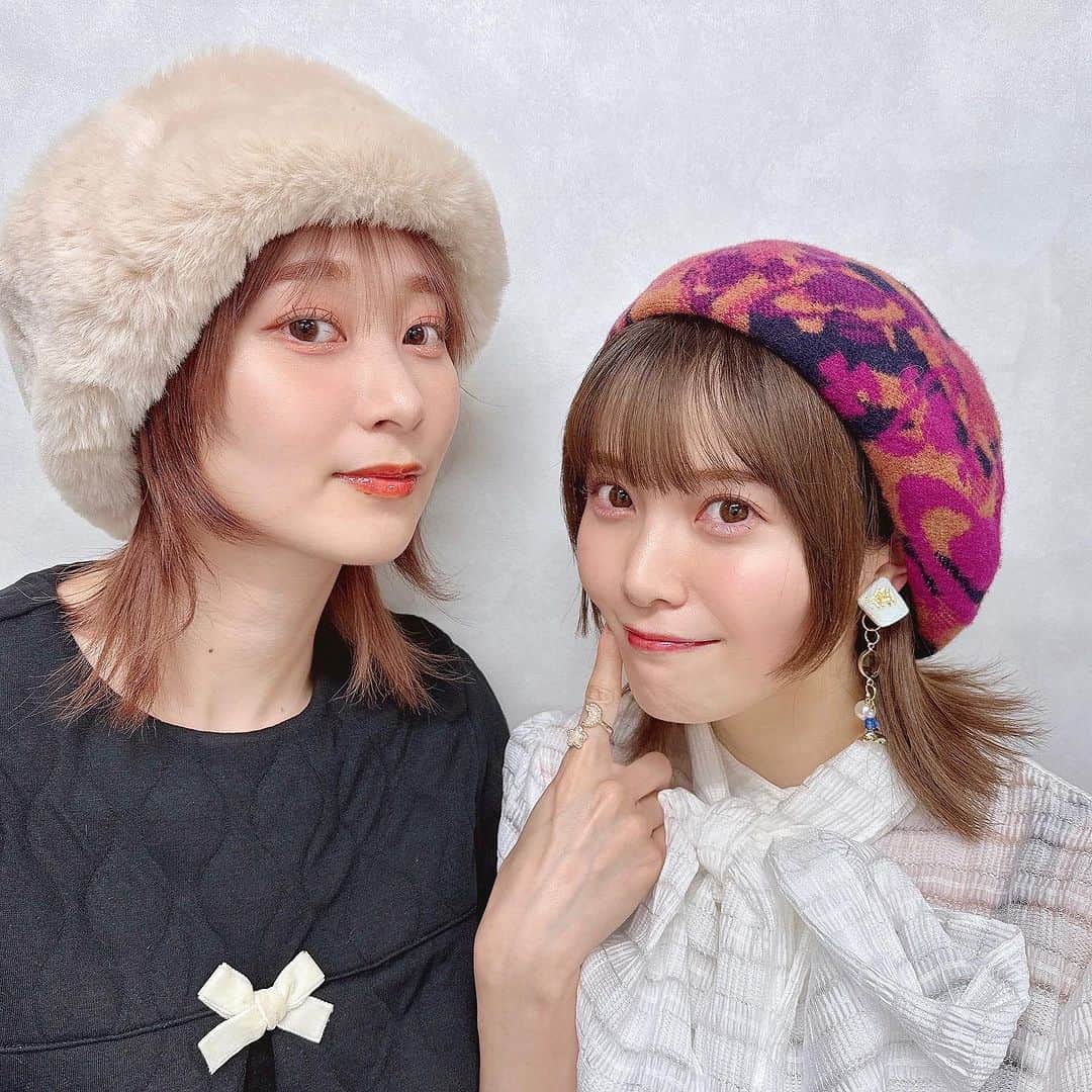 のインスタグラム：「猫かぶらない〜🎀🐈🤍🍫 お誕生日と結婚をお祝いしてもらうという、今夜は一生に一度の特別な回でした！！！ 本当に感謝してもしきれない。 ⁡ 思わず涙でちゃうおじゃるに無限の愛を感じてじわじわ帰り道も泣けた笑 本当に魂からもう全てがかわいい。愛。 ⁡ 今日も衣装からなにからめちゃスピで繋がってたね〜🎀👒さすがすぎ✨✨ これからも大切な家族の一員です。人生の大切な瞬間をいつも見守ってくれてありがとう。 ⁡ そしていつも応援してくれる猫さんたちと 1番最初に生放送で、報告とお祝いをしてもらえて心から幸せです！！本当にありがとう。  「猫かぶらない自然体。でいられる」この番組がとっても大切だし、改めて大好き！ なので、これからもみんなに真心こめていっぱい恩返しさせてくださいね〜！ ⁡ 末永くよろしく〜飼い猫ちゃんたち〜🫶  来月は11月21日😻 💌『スピってる？猫かぶ的お悩み相談第2弾！』 これ大好き。また元気に集合よ〜！ ⁡ #猫かぶ」