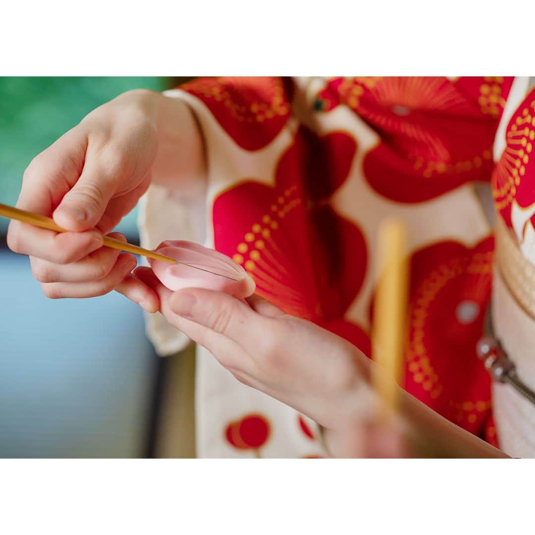 All Nippon Airwaysさんのインスタグラム写真 - (All Nippon AirwaysInstagram)「This October, dive into traditional #architecture with our unique Japan Travel Planner itineraries. 💙  Dress in kimono and taste your way through traditional tea houses with artisanal #wagashi! Discover Japan through this uniquely Japanese treat that takes inspiration from the seasons and local ingredients. From tea ceremonies to the next generation of wagashi-makers, indulge all five senses with your next sweet trip. 🍬  Check out our stories to learn more with ANA’s Japan Travel Planner!」10月26日 22時30分 - allnipponairways