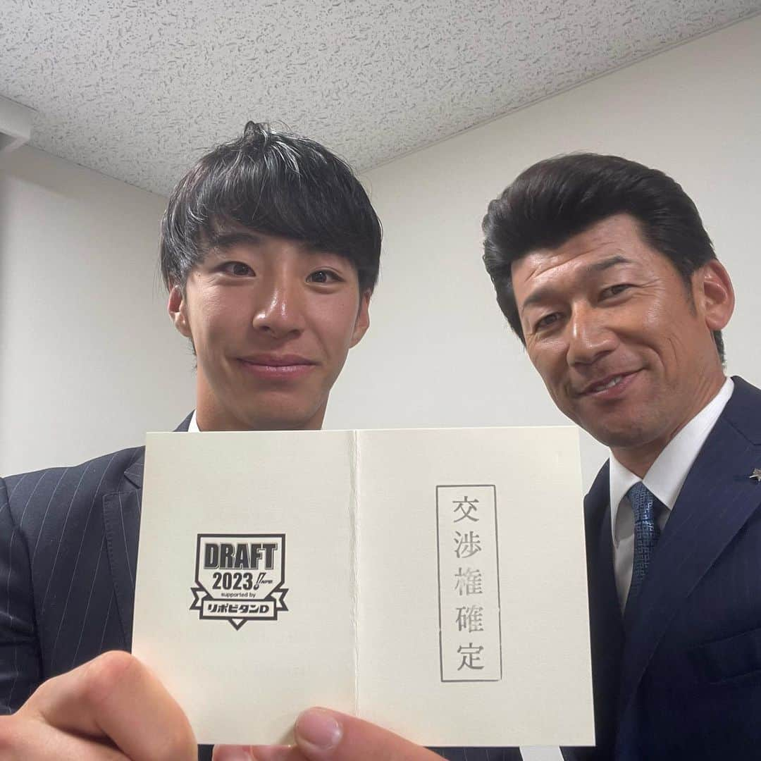 三浦大輔さんのインスタグラム写真 - (三浦大輔Instagram)「.  ドラフト１位  ENEOS 度会隆輝選手  交渉権獲得  指名挨拶！  ヨ・ロ・シ・ク！！  #eneos #度会隆輝 #2023 #ドラフト #1位 #交渉権 #獲得 #横浜denaベイスターズ  #監督 #三浦大輔 #ヨロシク」10月26日 22時24分 - d.miura_official