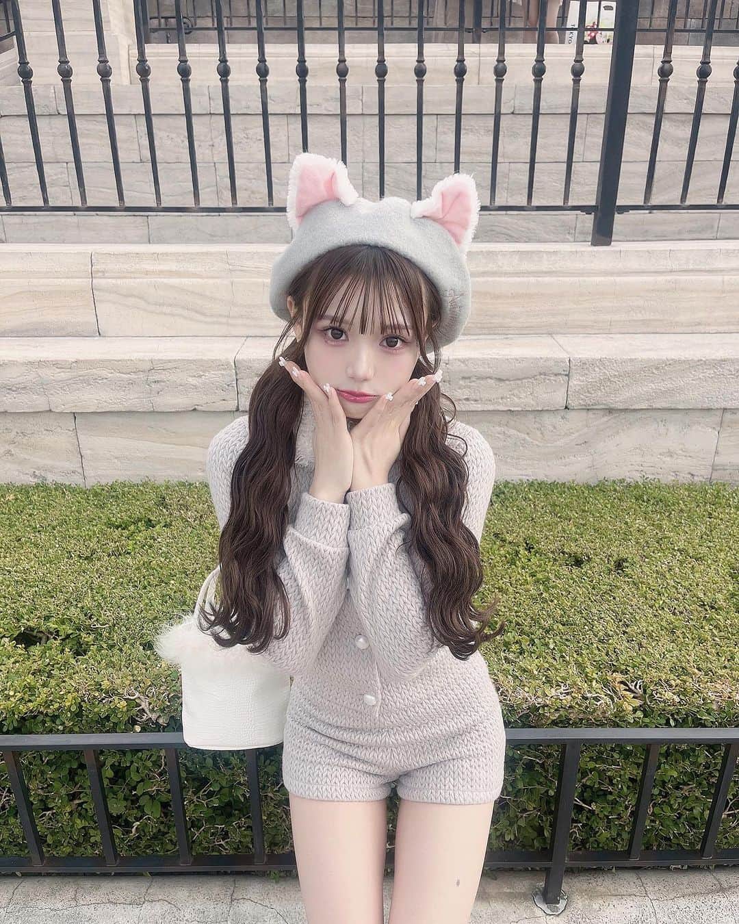 古澤里紗のインスタグラム：「#ふーりーこーで  . . .  ディズニーコーデの全身はコチラ🪞  次はろじたコラボのコートで ディズニー行きたいんだあ~🤭💞  . . . #フレンチガーリー  #ディズニーシー #ディズニー  #ディズニーコーデ  #epine #prada」