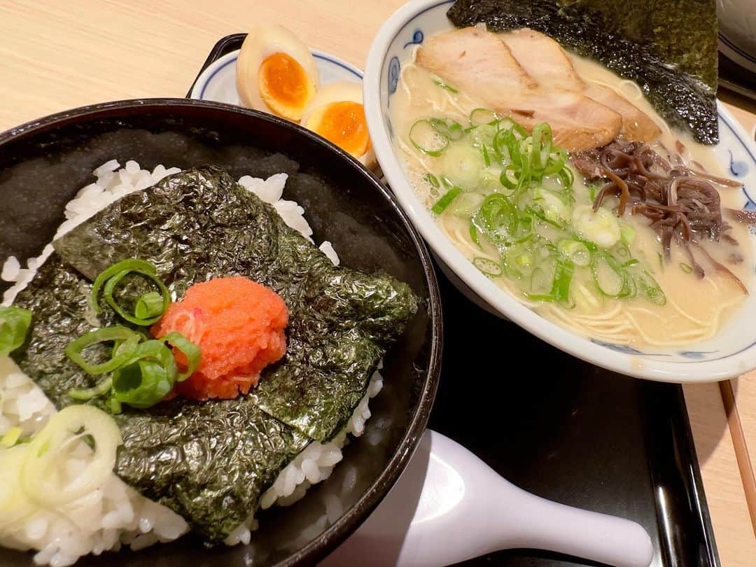 わっきーのインスタグラム：「都心のサラリーマンに絶大な人気があるラーメン酒場「博多らーめん由丸」へ。 都内中心に12店舗展開。 博多には店舗はない。 サイドメニューのクオリティーが高く、豚骨ラーメンも絶品でした。 ラーメン酒場チェーンの最高峰と言ってよい。  #博多ラーメン #由丸 #博多ラーメン由丸 #博多ラーメン由丸八重洲 #福岡グルメ #博多グルメ #ラーメン #ラーメン酒場 #餃子 #唐揚げ #東京駅グルメ #八重洲グルメ #わっきーtv」