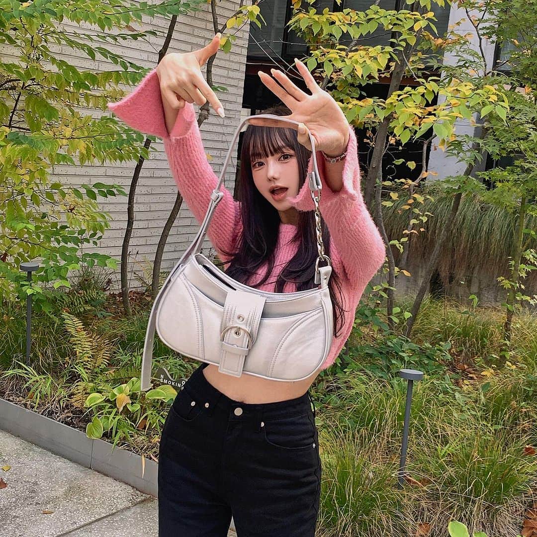ソアのインスタグラム：「여러분!! 이름짓기 이벤트 한번 갈게요😗 드디어 가방 오픈이 코앞으로 다가왔거든요😆 그래서 이름짖기 이벤트 한번 해보려 하는데 번뜩이는 여러분의 아이디어 있을까요?😉 블랙 실버 두가지 컬러로 준비했고, 가방끈도 변형 가능한 아이에요🖤 내일 저녁 여섯시까지만 응모받고 두분 뽑아서 실버 블랙 하나씩 보내드릴게요!! 요 게시물 좋아요 해주시고 댓글로 요 아이의 이쁜 이름을 지어주세요❣️ 많이 참여해주기🫣😍」