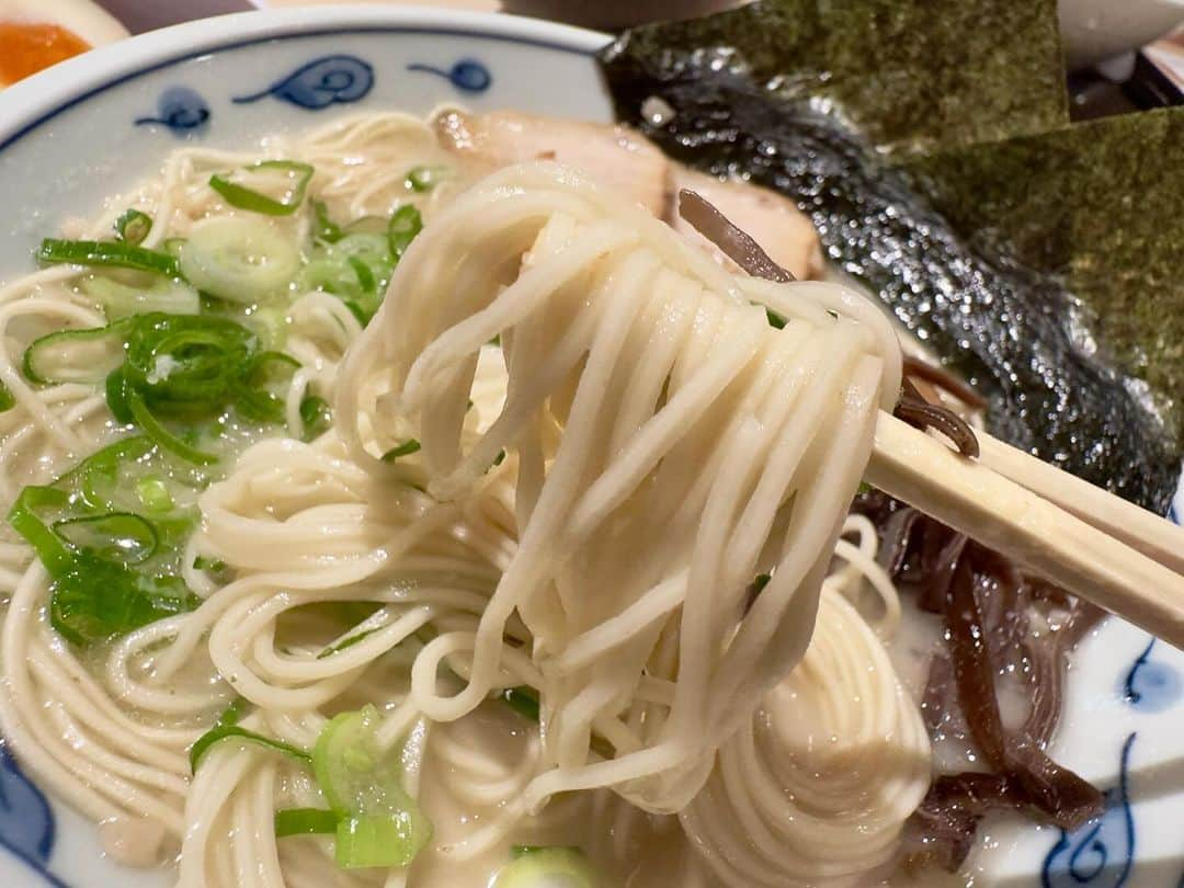 わっきーさんのインスタグラム写真 - (わっきーInstagram)「都心のサラリーマンに絶大な人気があるラーメン酒場「博多らーめん由丸」へ。 都内中心に12店舗展開。 博多には店舗はない。 サイドメニューのクオリティーが高く、豚骨ラーメンも絶品でした。 ラーメン酒場チェーンの最高峰と言ってよい。  #博多ラーメン #由丸 #博多ラーメン由丸 #博多ラーメン由丸八重洲 #福岡グルメ #博多グルメ #ラーメン #ラーメン酒場 #餃子 #唐揚げ #東京駅グルメ #八重洲グルメ #わっきーtv」10月26日 22時27分 - makoto_ishiwaki