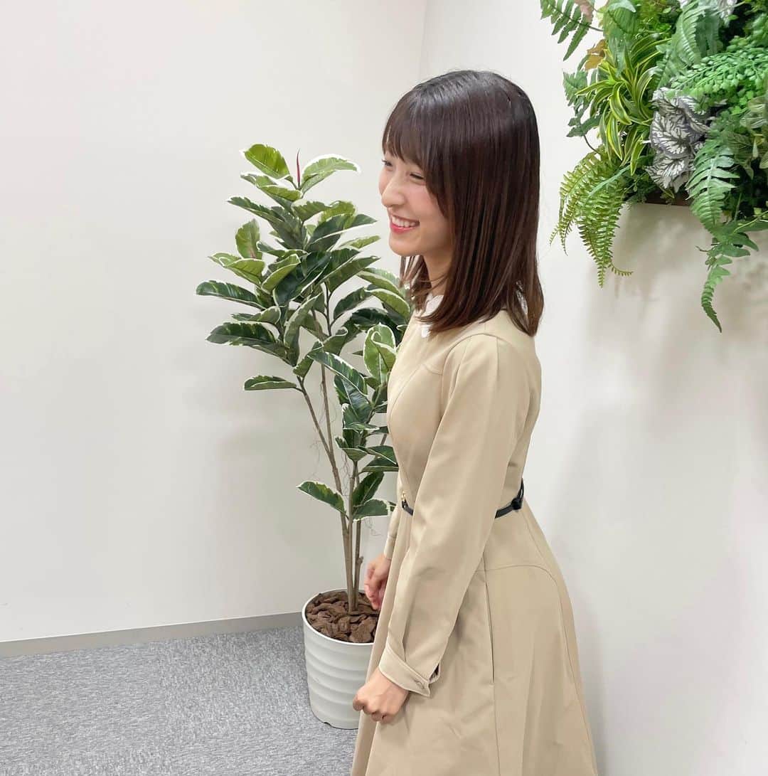 白木愛奈のインスタグラム：「前回の日曜版の衣装です👗  ベージュのワンピースでした✨️ 生地がしっかりしているので、フォーマルな場所にも使えそうですし、なんだかアイドル？の衣装ぽくて可愛かったです(*^^*)  お天気では東伊豆のススキを紹介しました。 毎週秋を感じますね🍁🍂  #usagionline #usagionlinestoreshizuoka #アナウンサー衣装 #celford」