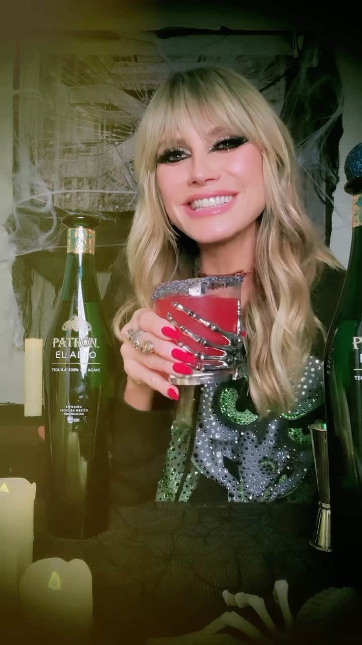 ハイディ・クルムのインスタグラム：「Getting ready for #HeidiHalloween2023 with HEIDI’S BLACK MAGIC-RITA 😋 This spooky concoction is the official cocktail for this year’s party and it’s made with only the best — @patron EL ALTO tequila 🎃👻🦇🕸️🖤   #PatronTequila #Halloween #PatronxHeidiKlum #PatronPartner #ad」