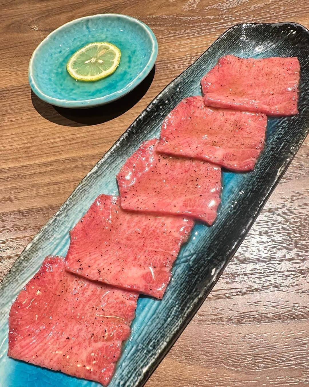 真優川咲さんのインスタグラム写真 - (真優川咲Instagram)「#🍚#🍖#🥩#🐃#🍷#👅  #三茶 にある#穴場#焼肉屋さん (*ฅ́˘ฅ̀*)💗  #うしゆき (@yakiniku_ushiyuki )へ✨️ #美味しい#神戸牛 が入荷したと聞いて行ってきたよ💕  #お肉 はどれを食べても味わい深くて#美味 👏🥰💯 特に#たん がいくらでもイケちゃう美味しさでした🥹💕 いつもは #厚切りタン しか勝たん。派なのだけど.. ここの #薄切りタン は薄切りなのに噛むほどに 味が濃厚でお肉の食感も良く大優勝✨️👅(⑉• •⑉)❤︎  あとあたし、#冷麺 にはうるさいのだけど、、𐤔𐤔‬ (〆に必ず🍜食べる派。) もぅ最高の美味しさでした☺️💯  やっぱたまの #ご褒美 に食べる #美味しい焼肉 は最高だね~(*´～｀*)ŧ‹"ŧ‹"♡  PR#焼肉うしゆき#三軒茶屋焼肉#黒毛和牛焼肉#焼肉女子会 #三軒茶屋グルメ#和牛焼肉#肉スタグラム#焼肉デート 💋」10月26日 22時39分 - saki_411