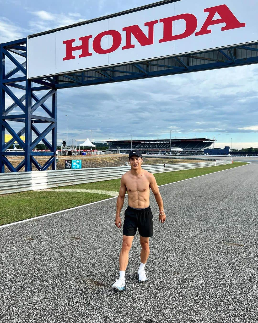 中上貴晶のインスタグラム：「Thursday at #ThaiGP 🇹🇭 Everything really for the weekend 💪🏼  รอไม่ไหวแล้ว!  #MotoGP」