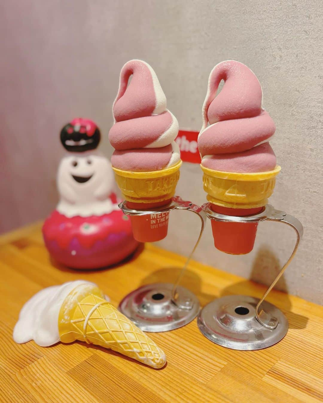 蒼井まやのインスタグラム：「. 大好きな女とお昼から1日デートした日の ブレイクタイムに食べたゆ🍦  《MELTING IN THE MOUTH》 @mitm_tokyo  🍦巨峰ソフトクリーム（650円）  山梨県峡東産の巨峰をつかったソフトクリーム🍇 県内で一番ぶどう栽培が盛んな地域なんだって！  ぶどうの皮と身の間の旨みを活かすために 皮ごとピューレしてるというこだわりが🍇 ぶどうを皮ごとって…ワイン以外にもあるんだね🍷💜  欲張りな我らはミックスにしたよ！ 牛乳ソフトもこだわっていて オーガニック牛乳をブレンドしてるらC🐄  ぶどうはさっぱりながらにも大人向けのぶどうアイスって感じで 牛乳は濃厚なんだけどあっさり食べやすさもあって 肌寒くなってきた頃合いだったけどまじでペロリすぎて もっと早く出会いたいソフトクリームだったナ🍦  明日の朝ごはん用にブルーベリーのマフィン お持ち帰りしたよん🫐 焼き菓子も結構種類あって楽しい〜 ヴィーガンバナナブレッド食べたかったけど売り切れでした🍌  #PR #mitm_tokyo #カフェスタグラム #ソフトクリーム #メルティングインザマウス #カフェ巡り #広尾カフェ #広尾グルメ #ぶどう #ぶどう好き #ぶどうアイス #ブドウアイス #ソフトクリーム🍦 #ソフトクリーム巡り #ぶどうスイーツ」