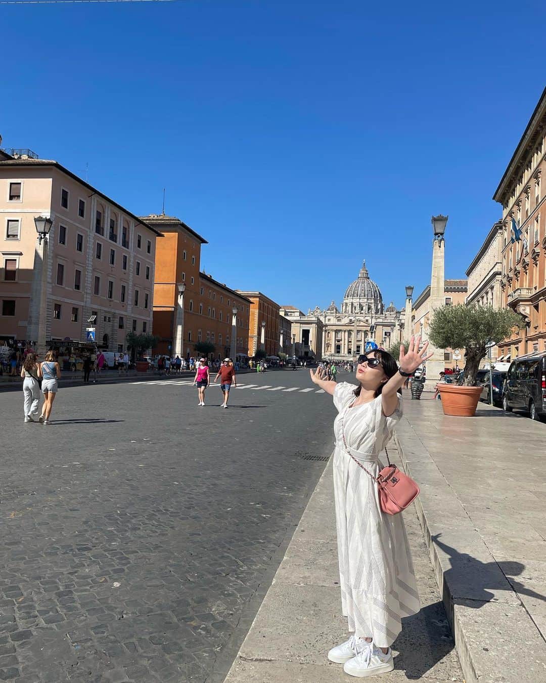 西川あやのさんのインスタグラム写真 - (西川あやのInstagram)「1番感動したバチカン🇻🇦  #ヴァチカン #ヴァチカン美術館  #vaticano🇻🇦 #vaticanmuseum #ミケランジェロ #最後の審判 #システィーナ礼拝堂 解説聞くと残酷でこわい🥹🥹 山田五郎さんの解説読んでから行って良かったです。  一番の衝撃は、美術館の中にある「システィーナ礼拝堂」の主祭壇の背後、壁一面に描かれた壁画「最後の審判」。  作家として脂がのった60代のミケランジェロが約６年かけて完成させた1370cm×1200cmにおよぶ非常に大規模な作品で、人間が生前の行いによってキリストに魂を裁かれ、天国か地獄に送られることを表わしている作品とのこと。  キリストから祝福を受けて天国にいったのであろう人たちも、意外と幸せそうに描かれていないことに驚いた…  →アナウンサーコラムに感想書きました📝 https://www.joqr.co.jp/qr/article/101278/」10月26日 22時35分 - nishikawaayano