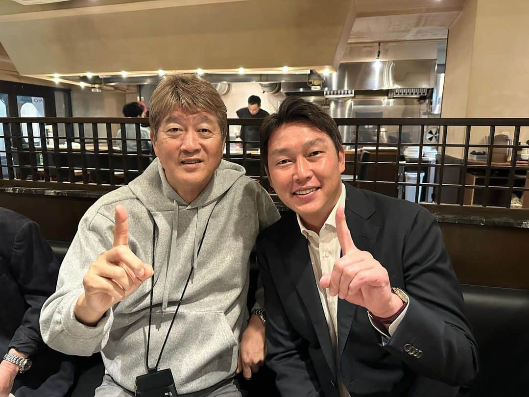 金石昭人さんのインスタグラム写真 - (金石昭人Instagram)「カネやんファミリー⚾️  広島カープ 新井貴浩監督が ドラフト会議で一位指名交渉権獲得🈯️  青学大の常廣羽也斗選手にすぐさま挨拶に行った帰りに顔を見せてくれた😄  良い選手を一位指名出来て良かった良かった👍  来季の広島カープ、楽しみだ⚾️  新井監督、がんばれがんばれ🤝  どやどやどや  #カネやんファミリー #広島カープ #新井貴浩 監督 @araitakahiro_official  #ドラフト会議 #ドラフト一位指名 #常廣羽也斗 選手 #来季の広島カープが楽しみだ #がんばれがんばれ #どや どやどや」10月26日 22時37分 - kaneishiakihito