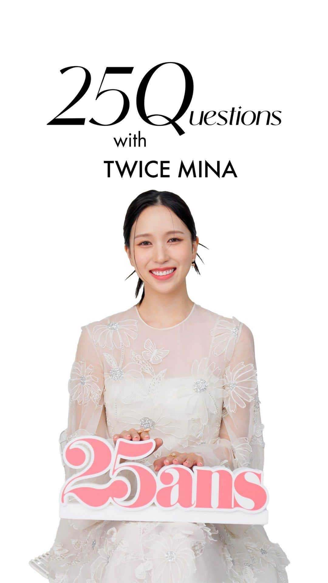 25ans Officialのインスタグラム：「#TWICE の #MINA（  #ミナ ）が、25の質問にズバリ赤裸々に答えるムービーシリーズ #25Questions に登場❣️  「おうちでのお気に入りの過ごし方」「子供の頃一番好きだったこと」「#ONCE （ファン）からもらって嬉しかったもの」などのプライベート秘話や、「よく一緒にお出かけするメンバー」「メンバーから奪いたい才能」など、仲の良さが伝わるメンバーとのエピソードも明かしてくれました。  MINAからONCEへの愛情たっぷりのメッセージも、お見逃しなく！  Videographer：KAZUNE YAHIKOZAWA Video Editor：ERIKA RODRICKS Video Producer：YUKI SATO  Hair Styling：CHOI JIYOUNG [LULU] Make-up：ZIA [LULU] Styling：CHOI MINHYE , MUTSUKO MATSUKAWA  #twicemina #TWICEミナ #Boucheron #ブシュロン」