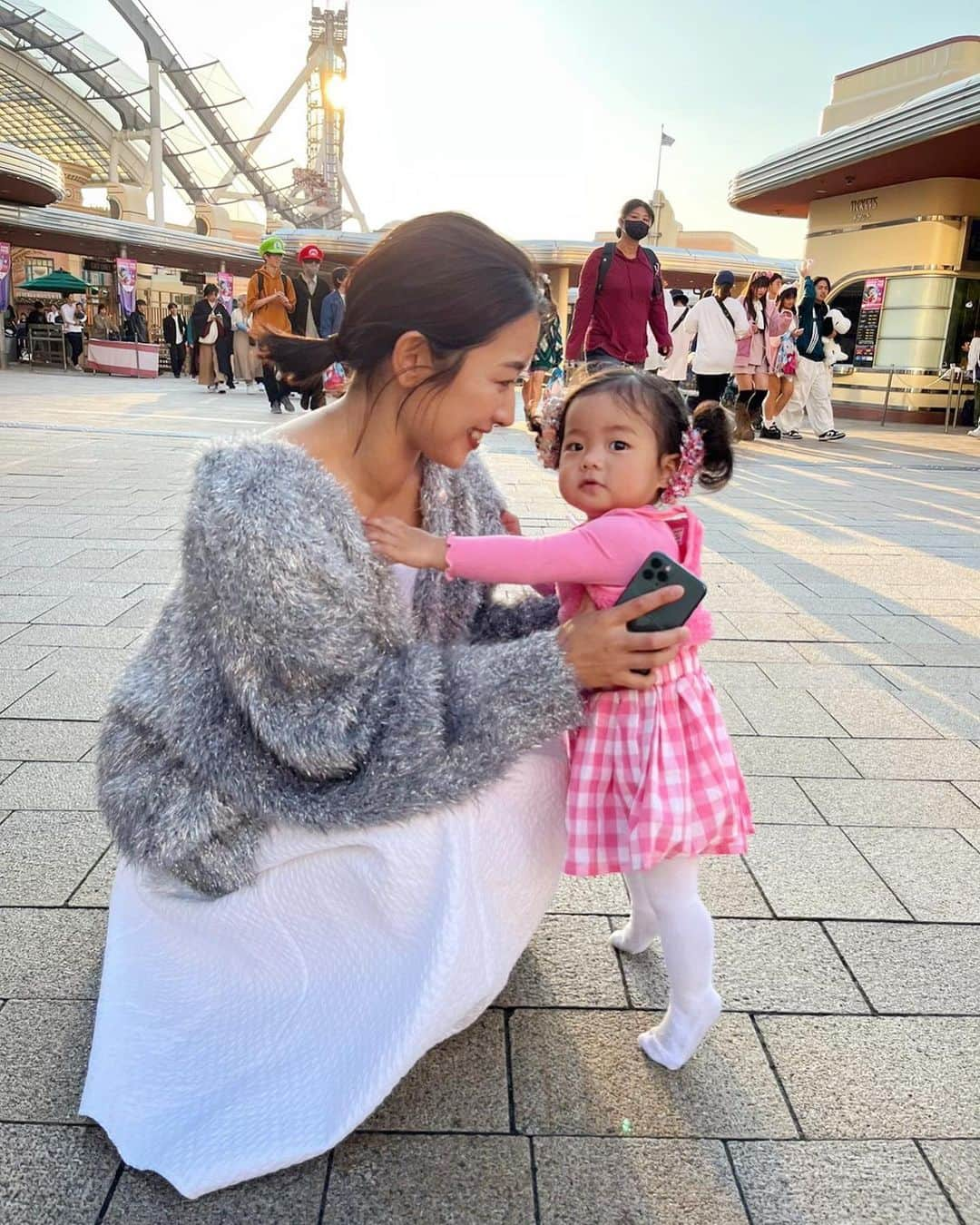 鬼辻麻衣さんのインスタグラム写真 - (鬼辻麻衣Instagram)「🛍️  今年のハロウィン第一弾は バービーとケンでした💗🫣笑  ケイがケンになりきれてないのはさておき 花音と音色に久しぶりに会えたのが嬉しくて 終始テンションMAX❤️‍🔥🫶 花音が好きすぎてずっと横キープして 行動全て真似して動く😂💗  花音達に会ったら、ケイはもちろんやけど 私まで心が浄化される🥺✨ みんなに笑ってもらえて満たされまくったケイ、 本日めちゃくちゃお利口ちゃんに変身してた🥹  次は唯の結婚式🫣 待ち遠しい👰‍♀️🤍🤍🤍  #ハロウィン　#バービーコスプレ  #ハロウィン仮装キッズ」10月26日 22時46分 - kitsumai