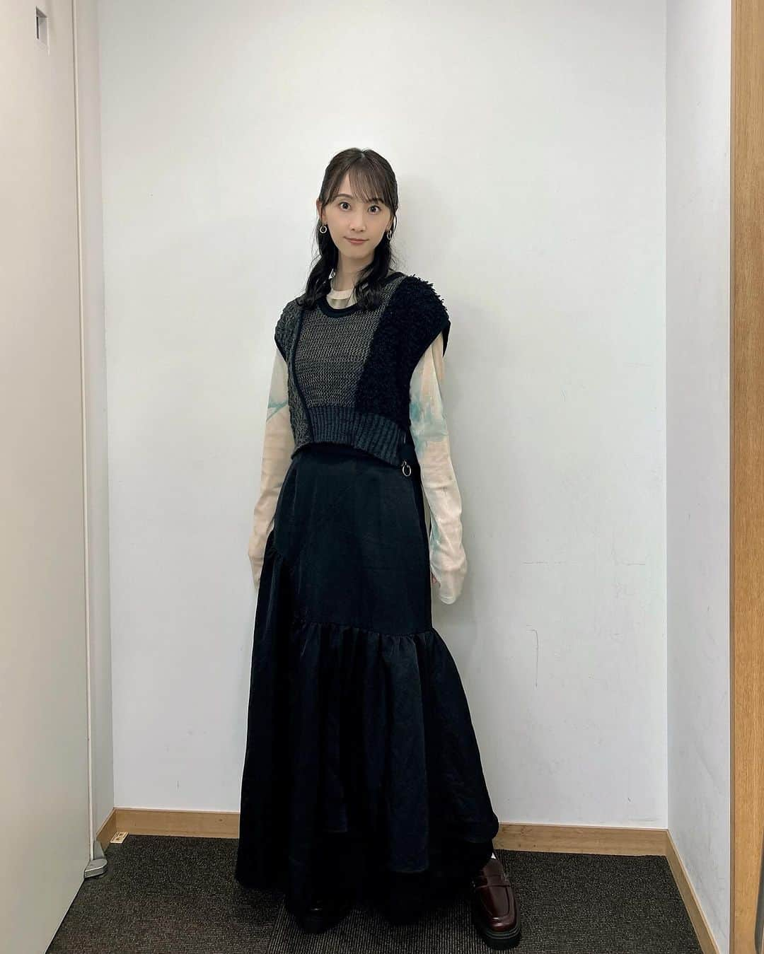 松井玲奈のインスタグラム：「明日13:30からの「#DAIGOも台所」に出演しています✨ 美味しいスープを作りました！ このスカート気に入り過ぎて、黒も白も買っちゃった🥺🩷  vest・inner・skirt→@public_tokyo」