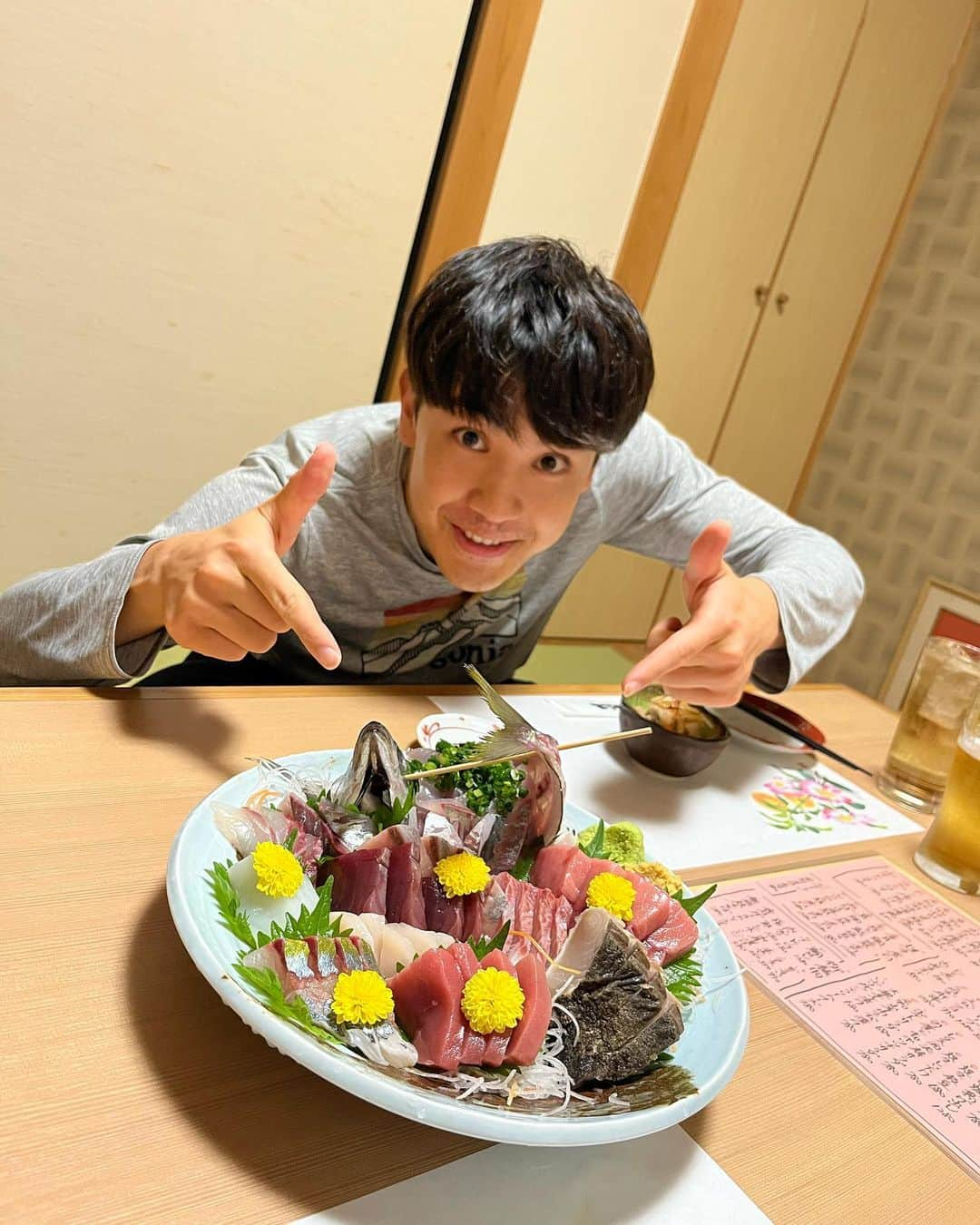 高松卓矢のインスタグラム：「ちょっと遅くなたったけどハッピーバースデーデーボーイ🎂😎👍 あでも元気そうで良かった☺️ 久しぶりに2人に会えたけど楽しかった♪ #バレ友最高 #いい話ができました #あれ？ナカジメは？ #また次回のお楽しみ #ほんまつり #あでまつり #なかじまつり #たかまつり」