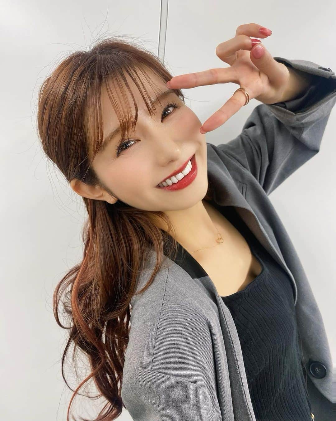 谷川愛梨のインスタグラム：「🆕nail💅🫶 つやつやキラキラで可愛いっ☃️❤️  🕊@chipieee_yuko  🌈@chipieee_ebisu」