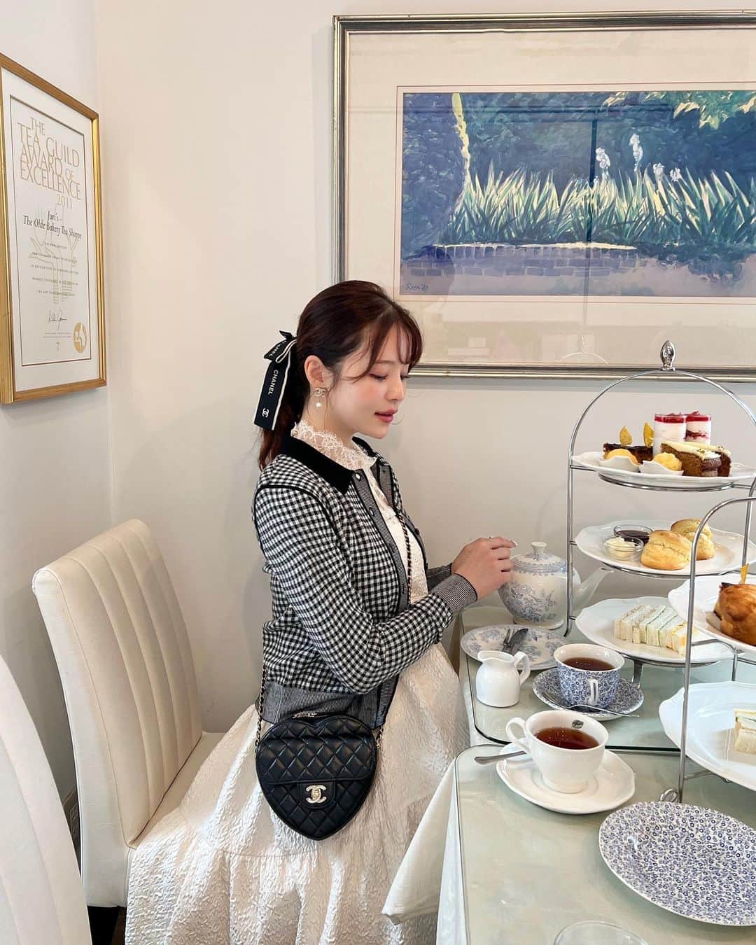 小沼瑞季さんのインスタグラム写真 - (小沼瑞季Instagram)「今年の3月に麻布十番にOPENばかりの Juri's tea room ☕️🩵🫖 ⁡ 英国で日本人初の賞を受賞した名店なんだって🗝 ⁡ ほろっとしっとりしたスコーンが特に美味しかった🥹💕 ⁡ このギンガムチェックのカーディガン 襟や袖、ボタンやぽっけの部分の こだわったデザインが本当かわいい❕ ⁡ cardigan @caprino_jp  one-piece #apwiserriche  bag,ribbon #chanel ⁡ ⁡ #juristearoom #caprino #tokyocafe #アフタヌーンティー #ジュリスティールーム #カプリーノ #シャネル #シャネルバッグ #麻布十番カフェ #東京カフェ #麻布十番グルメ #みいきのカフェめぐり☕️🍰」10月26日 22時43分 - mizukikonuma