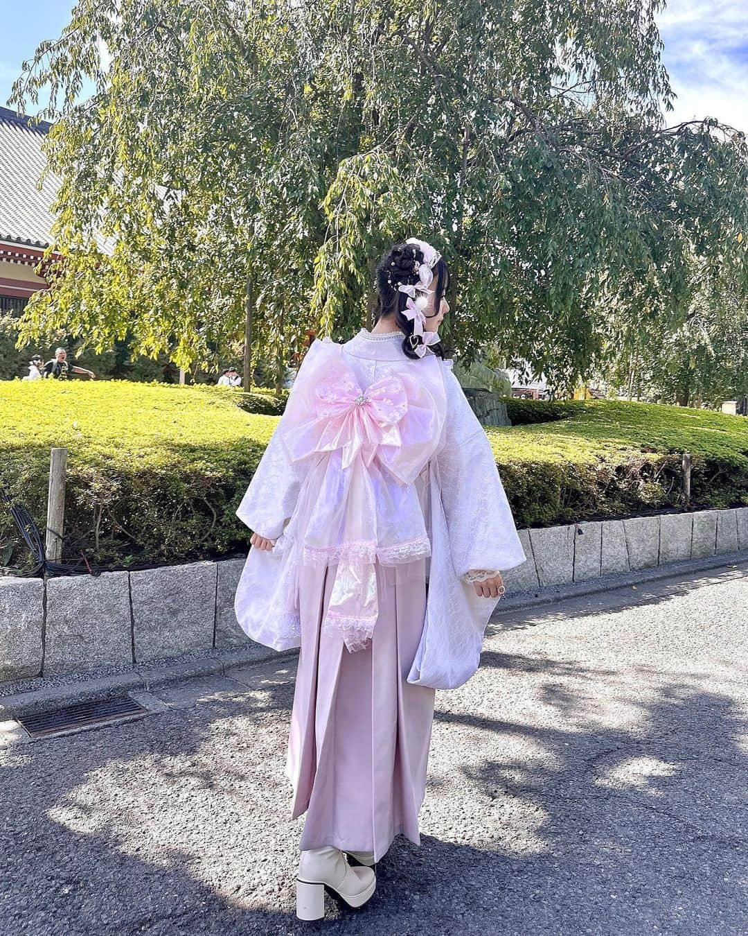 松本ももなさんのインスタグラム写真 - (松本ももなInstagram)「好きですか？(⸝⸝⸝ᵒ̴̶̷̥́ ᵕ ก̀⸝⸝⸝)ෆ ももなは毎日好きの気持ち増えてるよ💕  全身いっぱい載せちゃう！360度かわいい🎀ིིིིྀ  #さわだ屋 #高嶺のなでしこ #桜姫 #着物 #kimono #振袖  #地雷女 #地雷系女子 #地雷 #量産型 #量産型女子 #量産型コーデ #袴  #cosplay #cosplaygirl #cosplaying #おりぼんの擬人化 🎀」10月26日 22時43分 - momona.1012