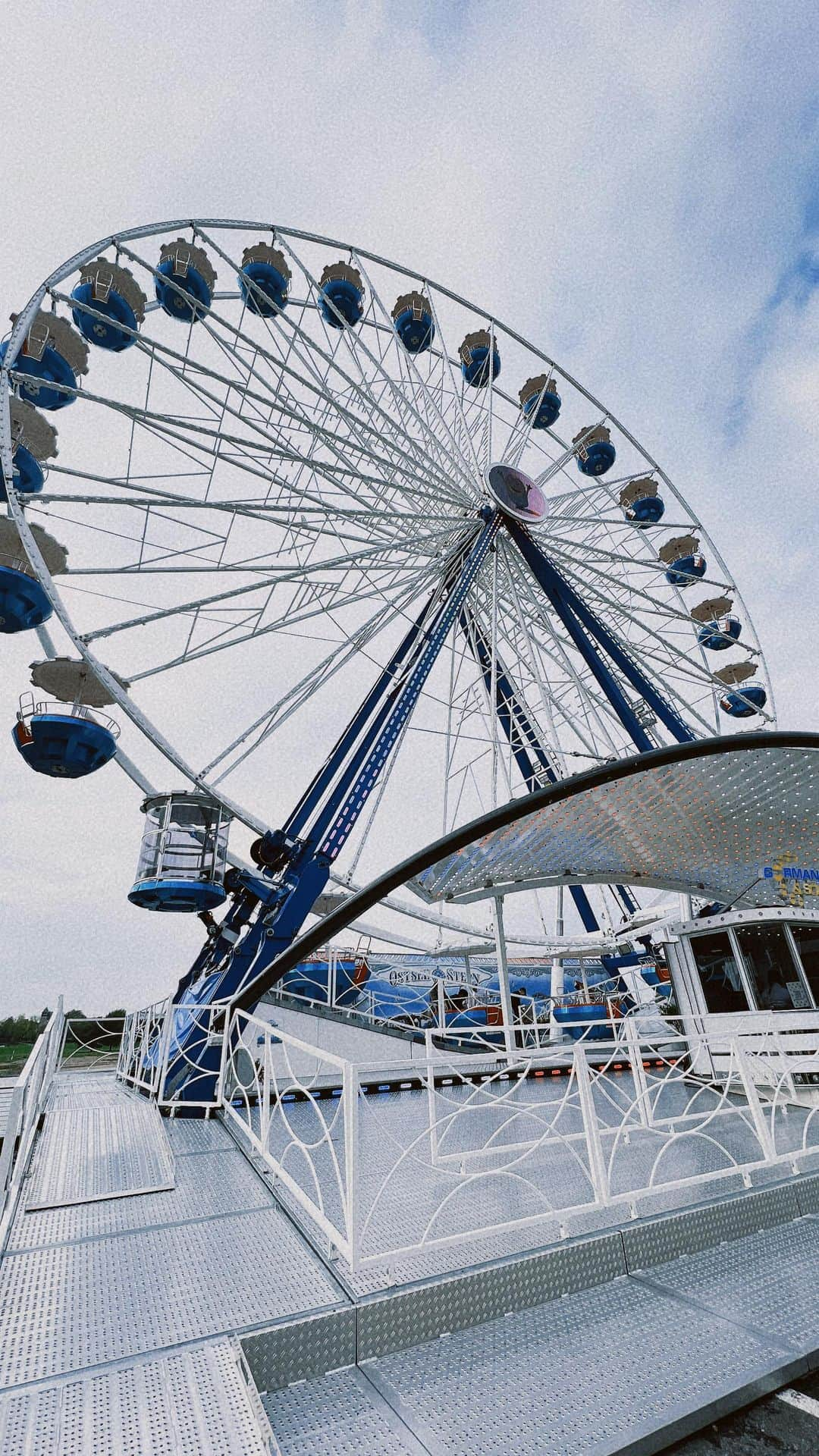 豊田エリーのインスタグラム：「🎡 突然のインスタライブ😂 ドイツに住む30年来の親友、りさちゃんに会いに来ましたー！ 想い出に残します♩」