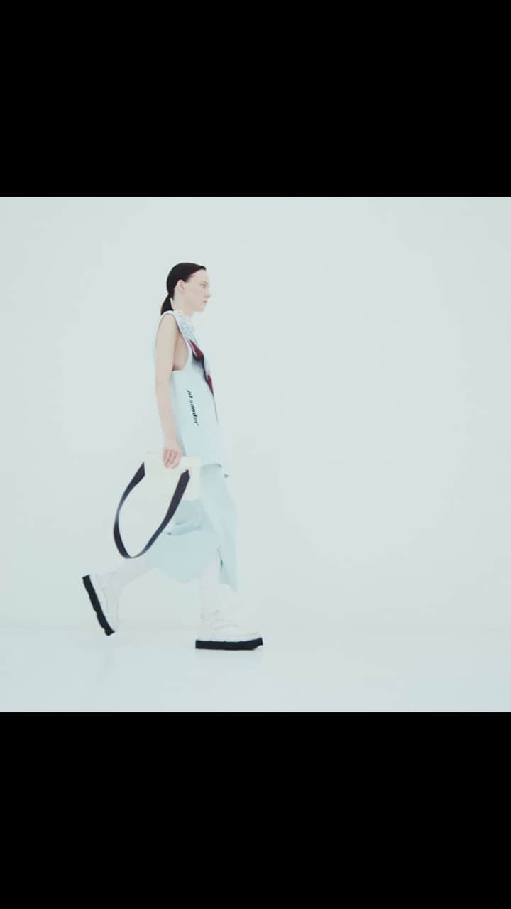 ジルサンダーのインスタグラム：「#JILSANDER Fall/Winter 2023 campaign documented by Stephen Kidd, Manchester, United Kingdom, July 2023 @stephen.kidd   Now available online and in selected stores #JilSanderbyLucieandLukeMeier」